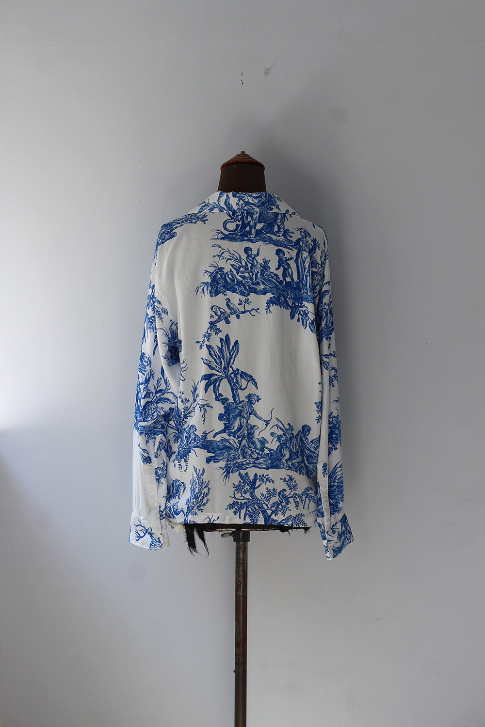 UNUSED "4 continents print long sleeve shirt" (white×blue)