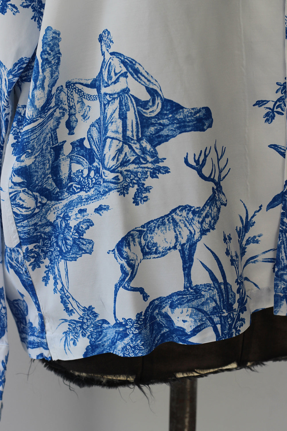 UNUSED "4 continents print long sleeve shirt" (white×blue)