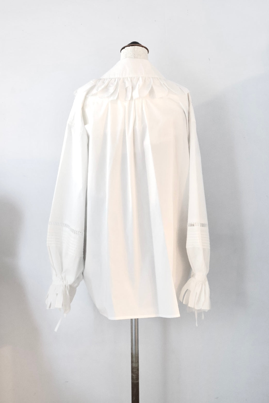 JUN MIKAMI "ruffle shirt" (white)