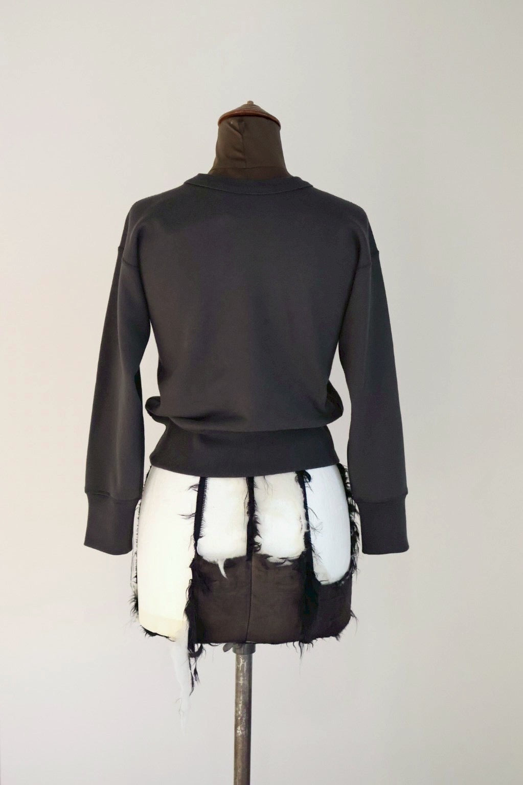 fifi collection "set in sleeve sweat" (coal black)