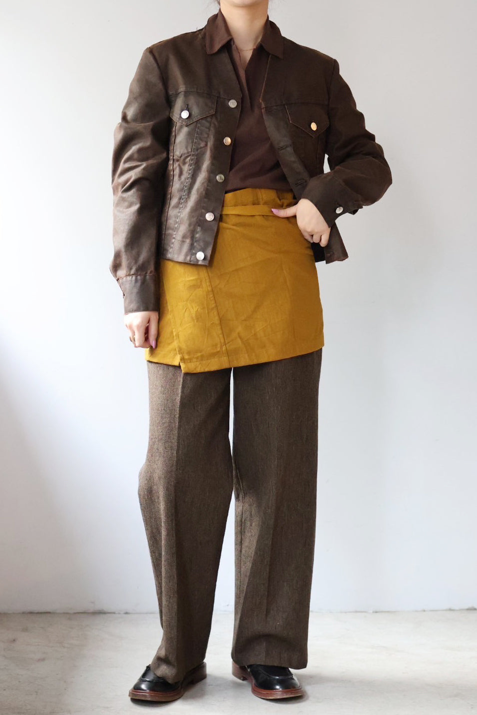 NEPLA "side w belt slacks" (khaki)