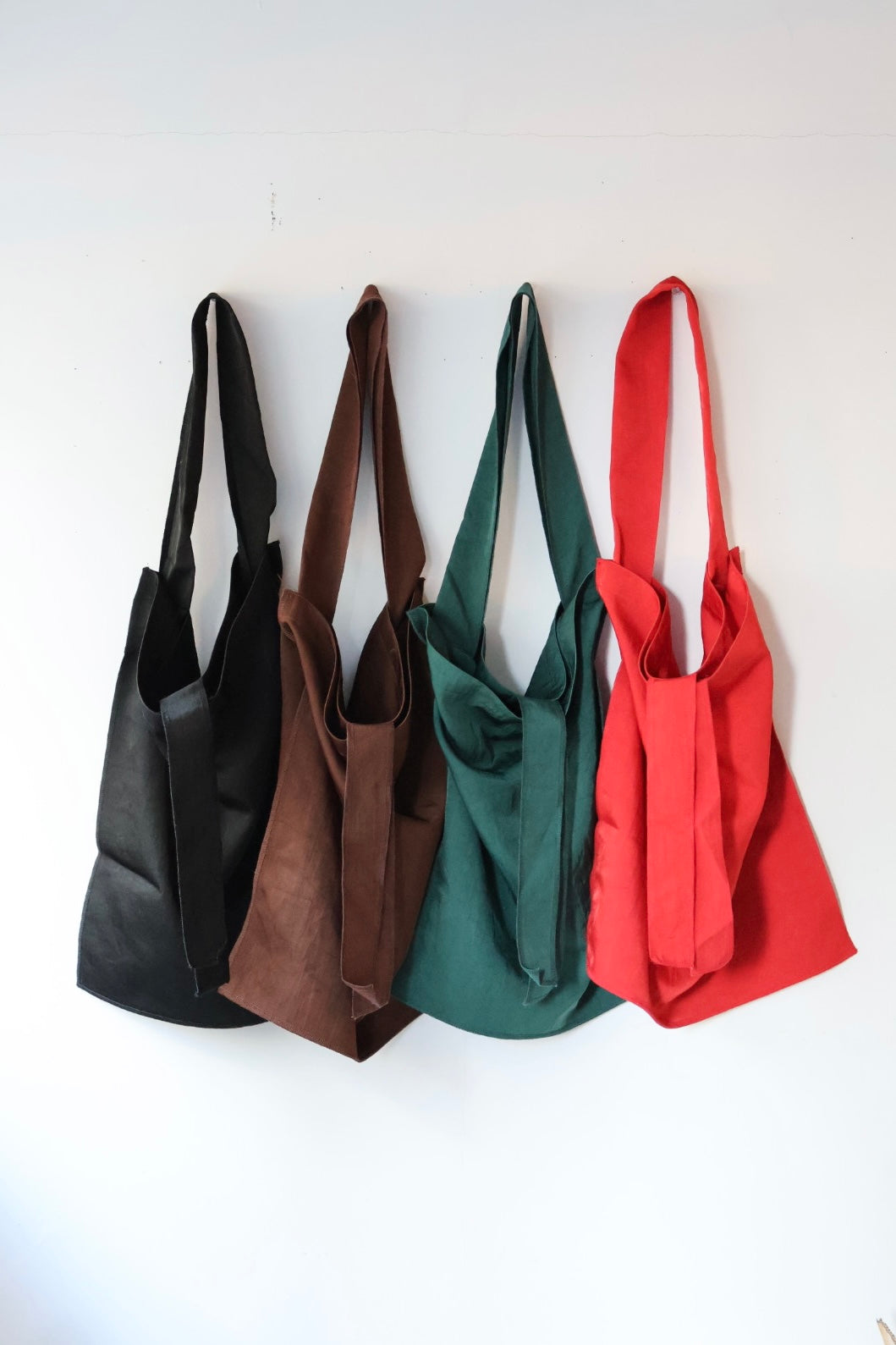 ITTI "MARY INSIDE OUT TOTE - L” (black, brown, green, red)