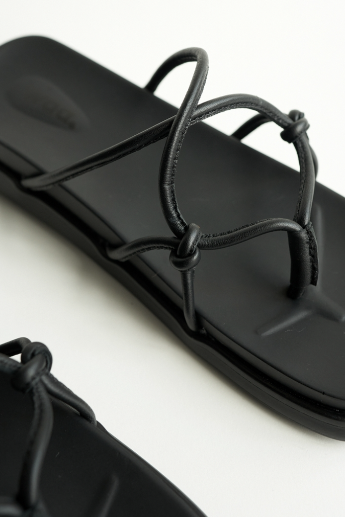 Waa studios "RỐI SANDALS" (black)