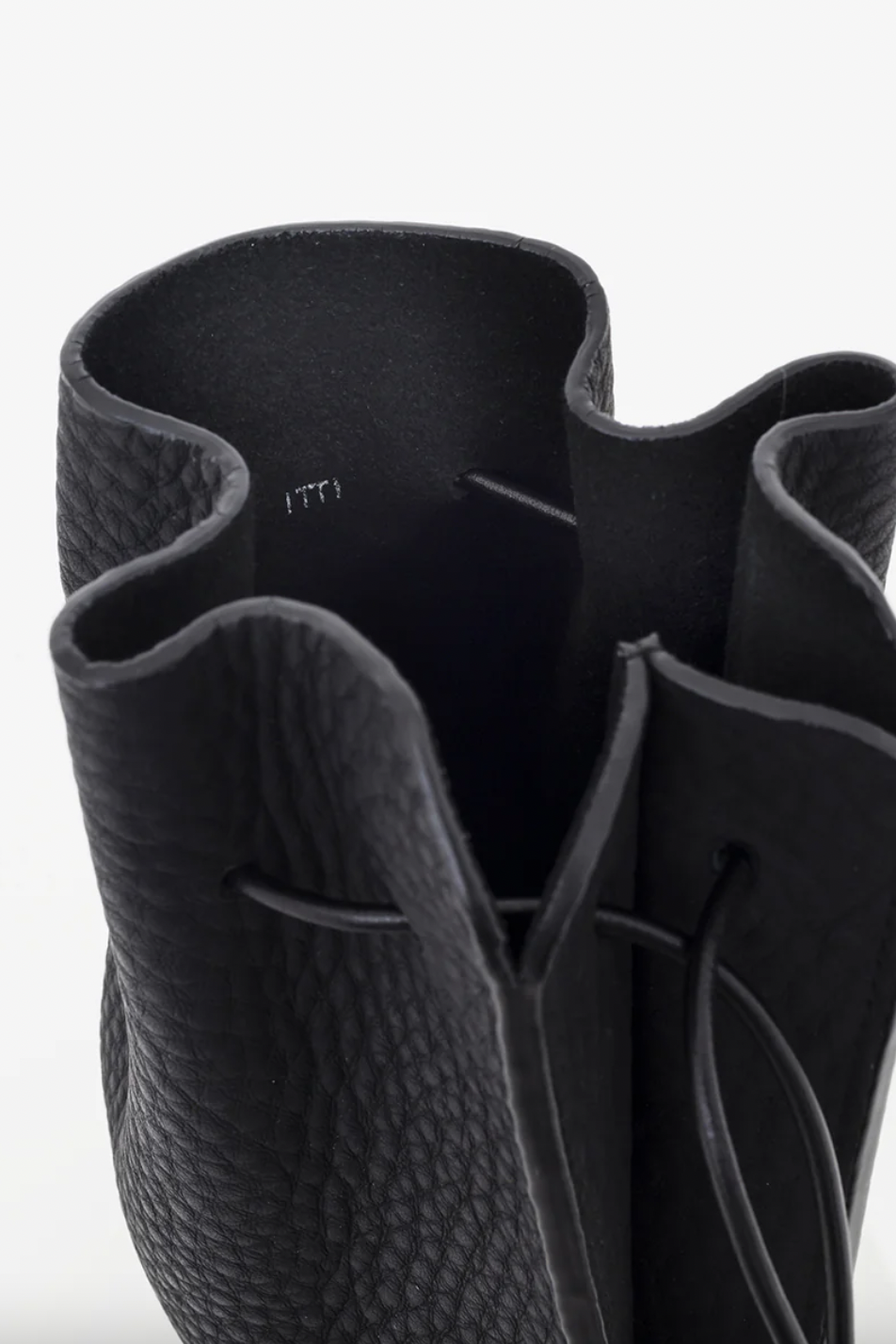 ITTI "HERRIE KINCHAKU POUCH - PM / DIPLO SKY" (black)