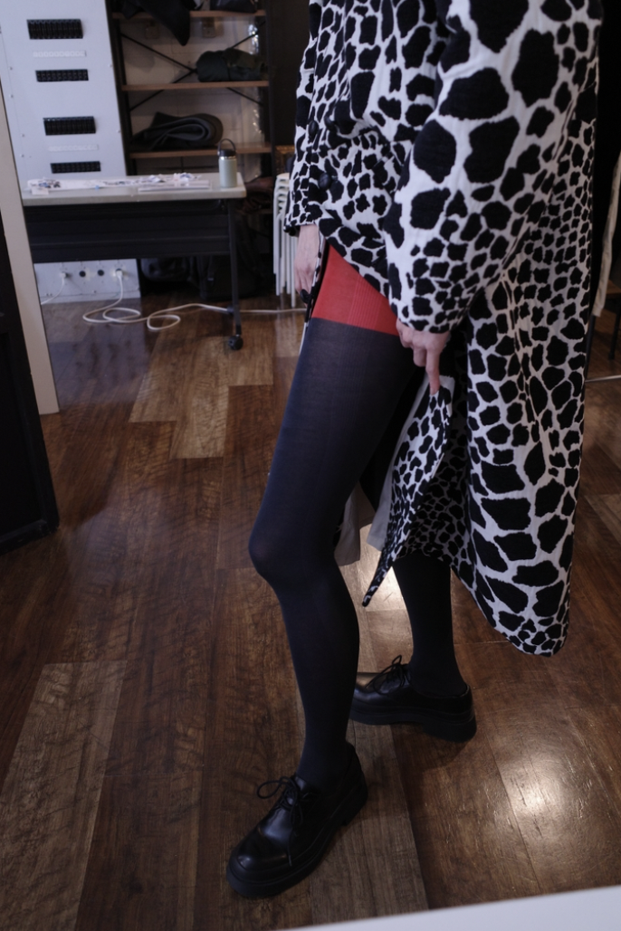 Marcomonde × JUN MIKAMI "bicolor tights" (charcoal/red)
