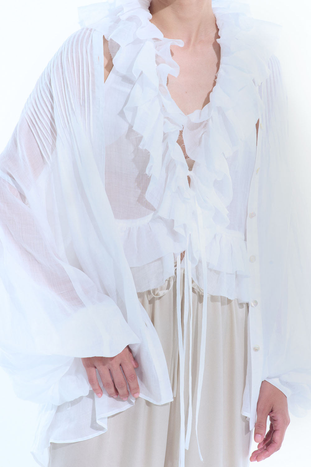 ERiKO KATORi "ramie sheer pin tuck blouse" (white)