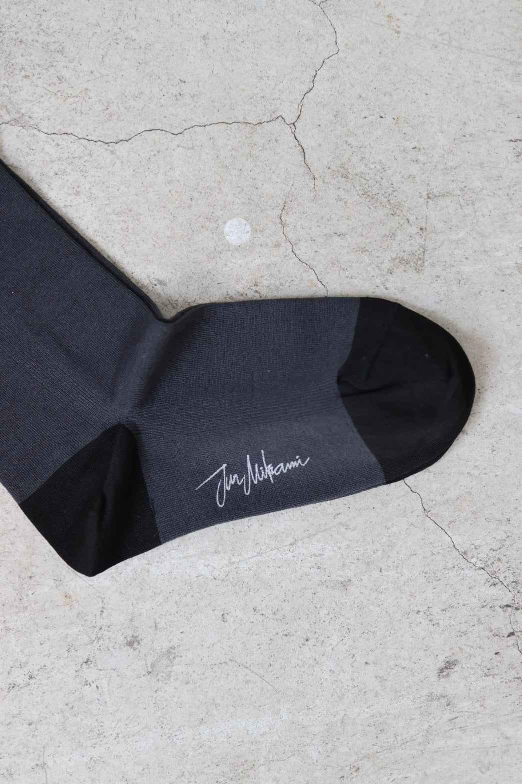Marcomonde × JUN MIKAMI "bicolor tights" (charcoal/red)