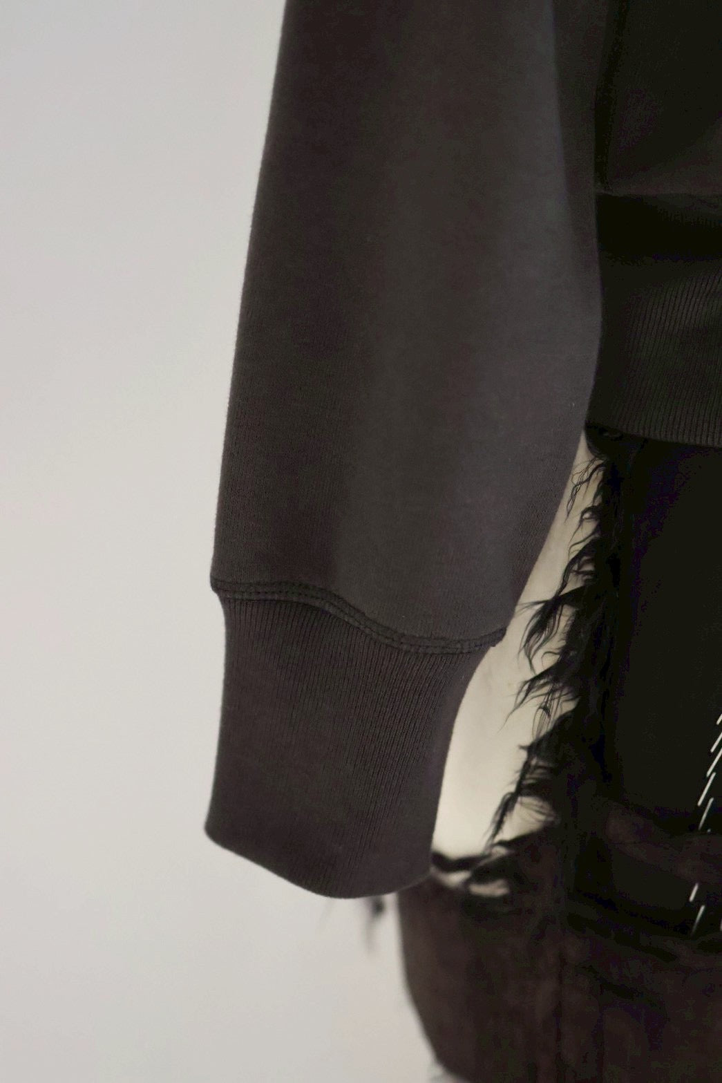 fifi collection "set in sleeve sweat" (coal black)