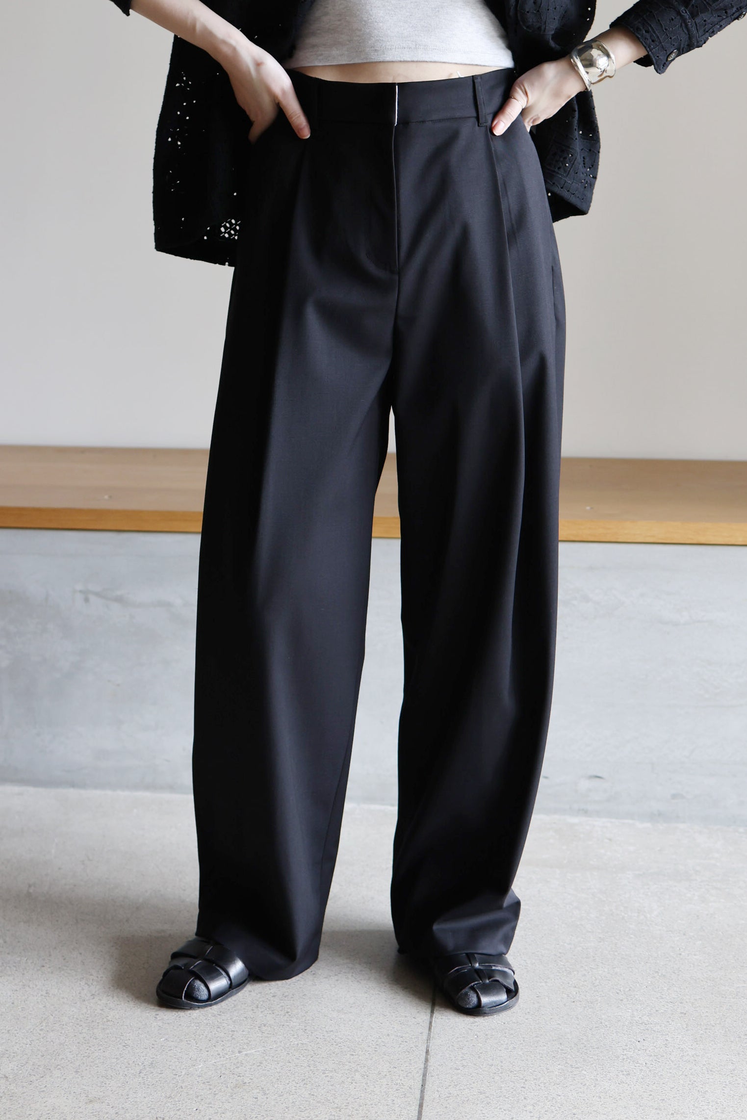 AMOMENT "wide tuck pants" (black)