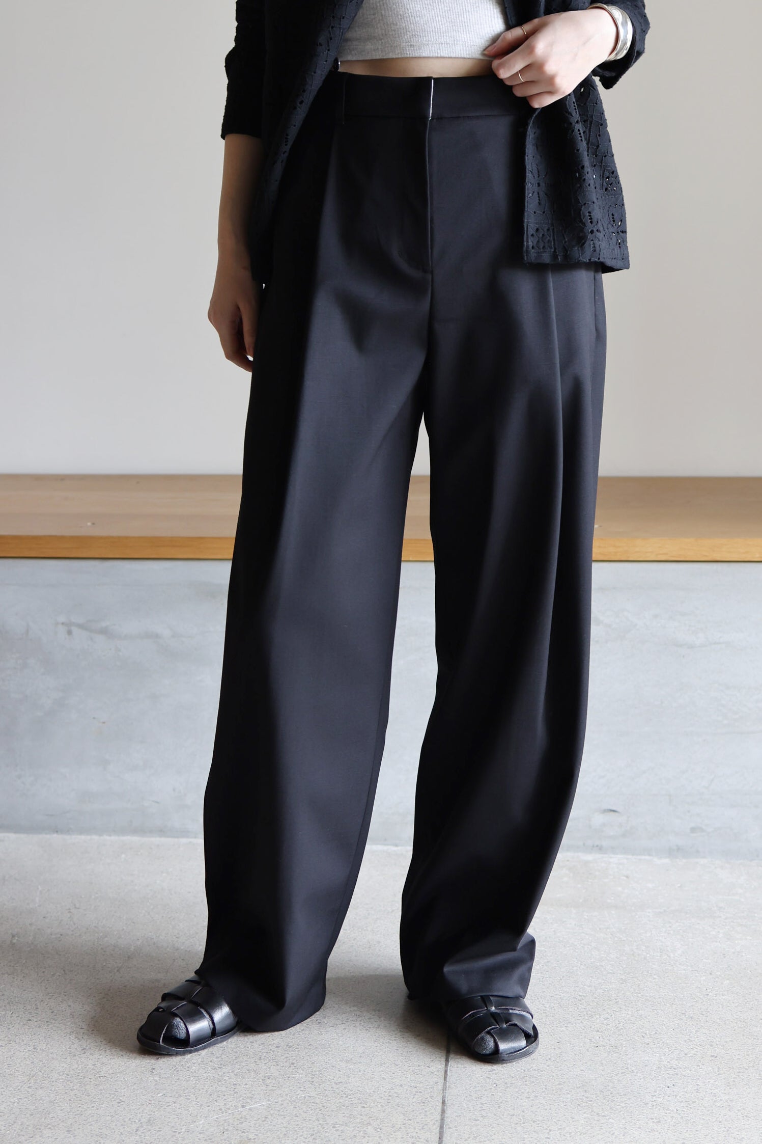 AMOMENT "wide tuck pants" (black)