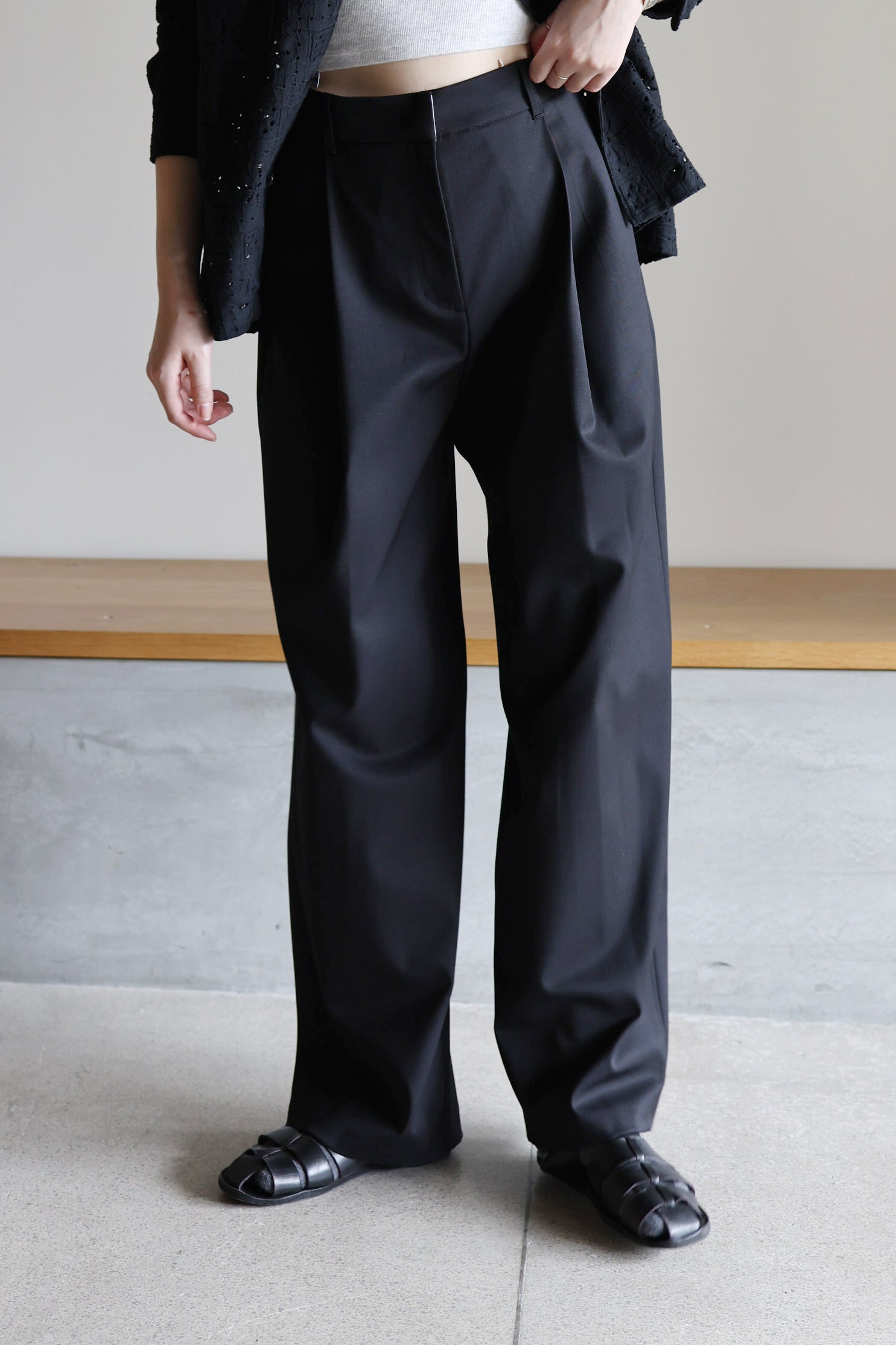 AMOMENT "wide tuck pants" (black)