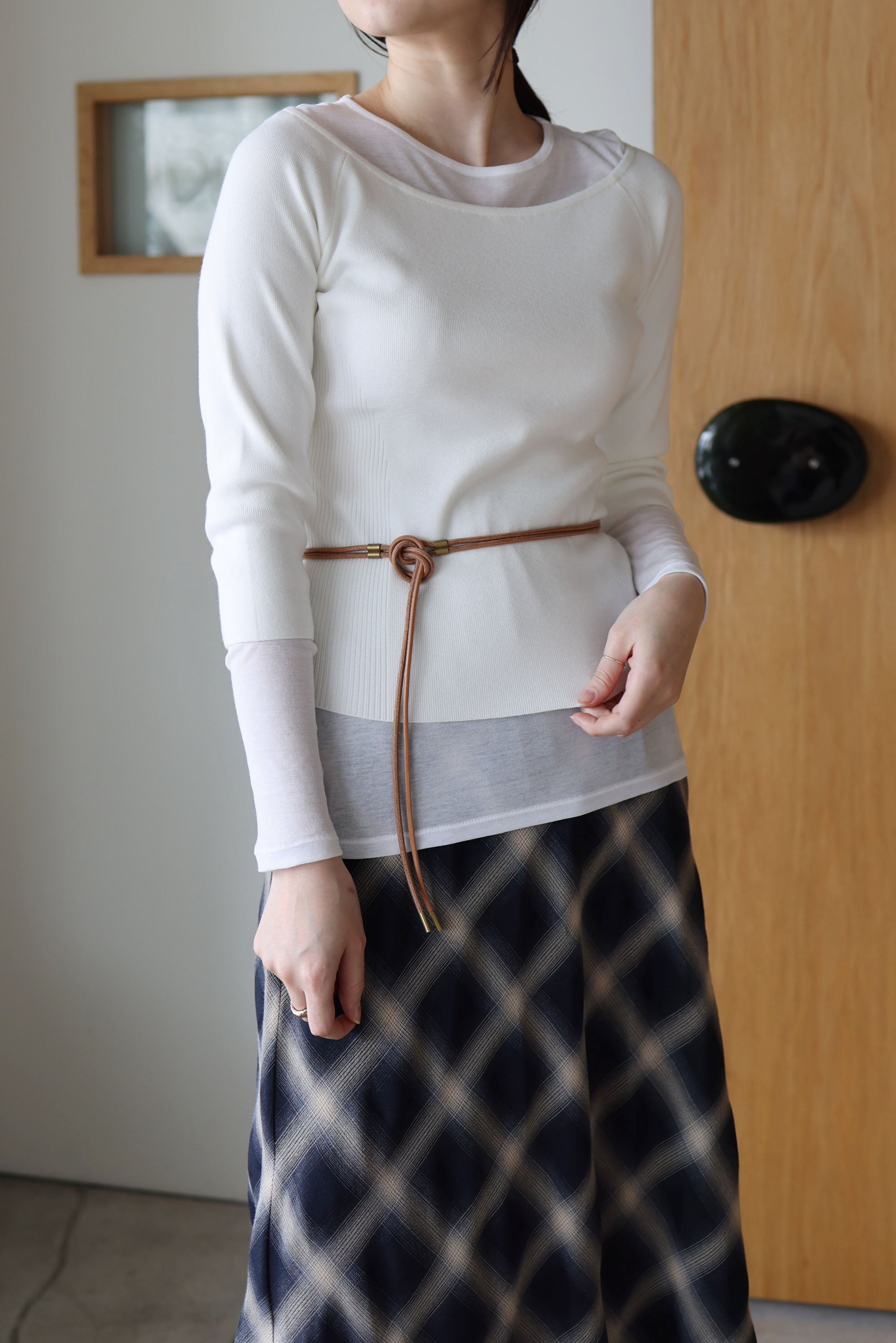AMOMENT "scoop neck knit top" (white)