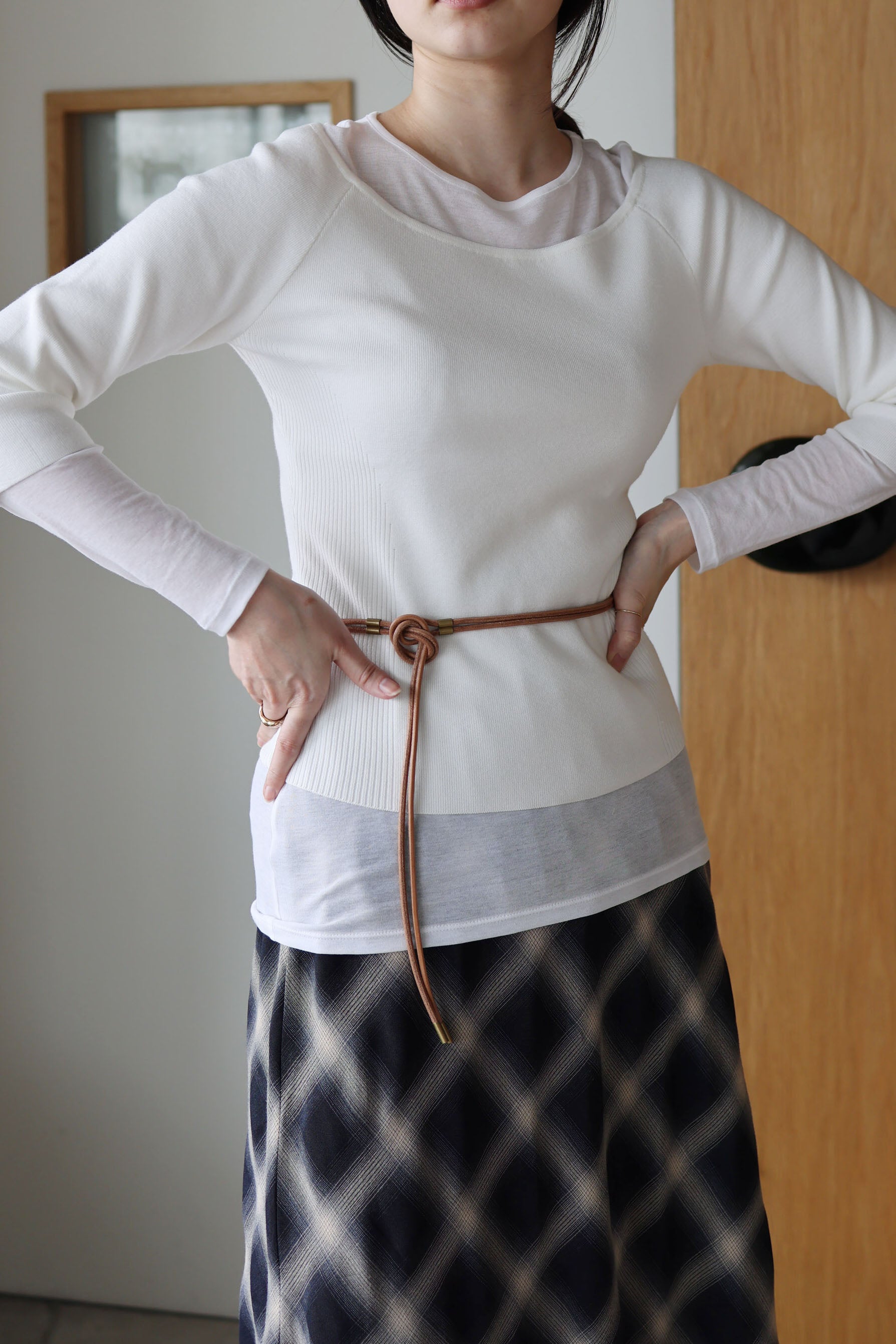 AMOMENT "scoop neck knit top" (white)