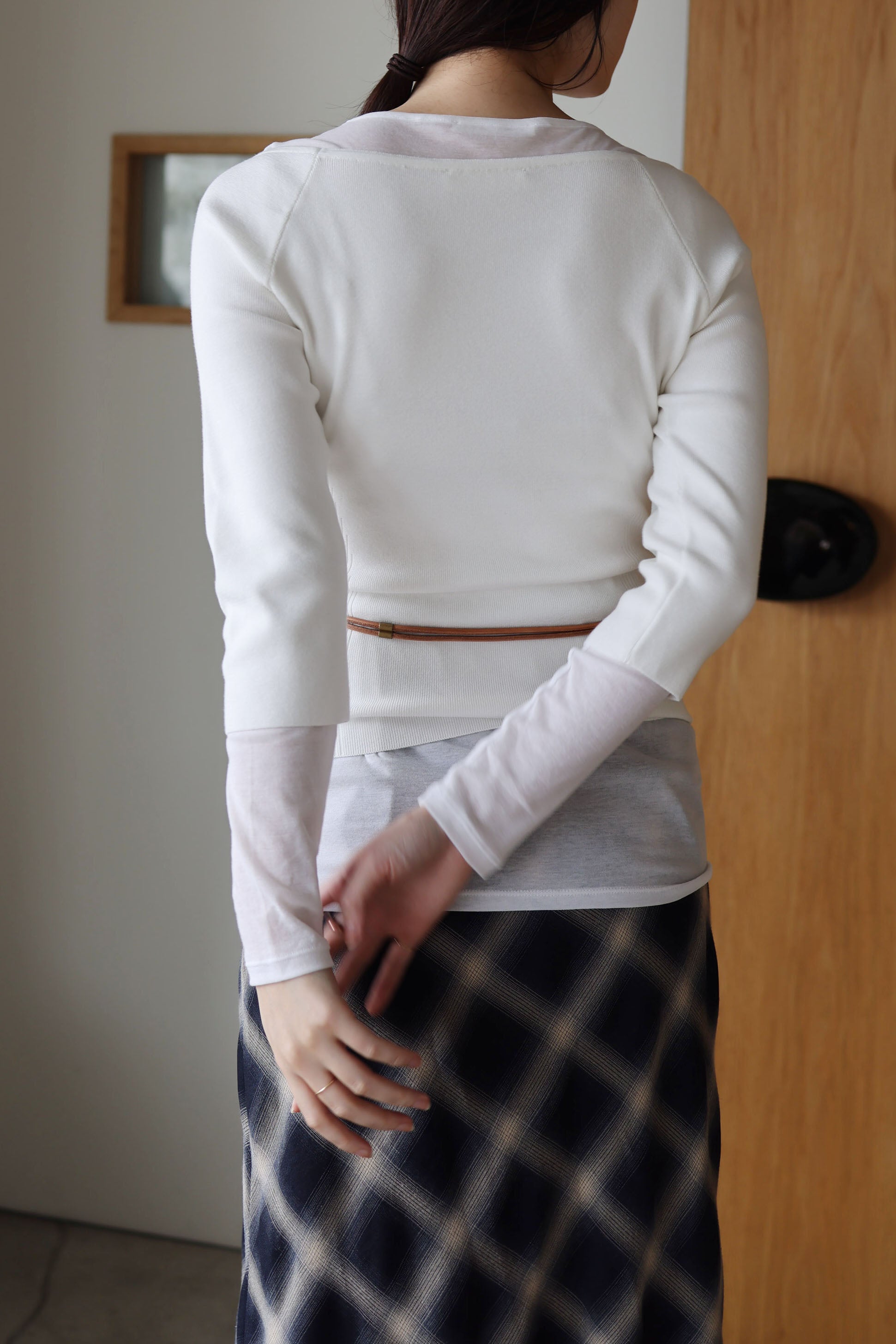 AMOMENT "scoop neck knit top" (white)