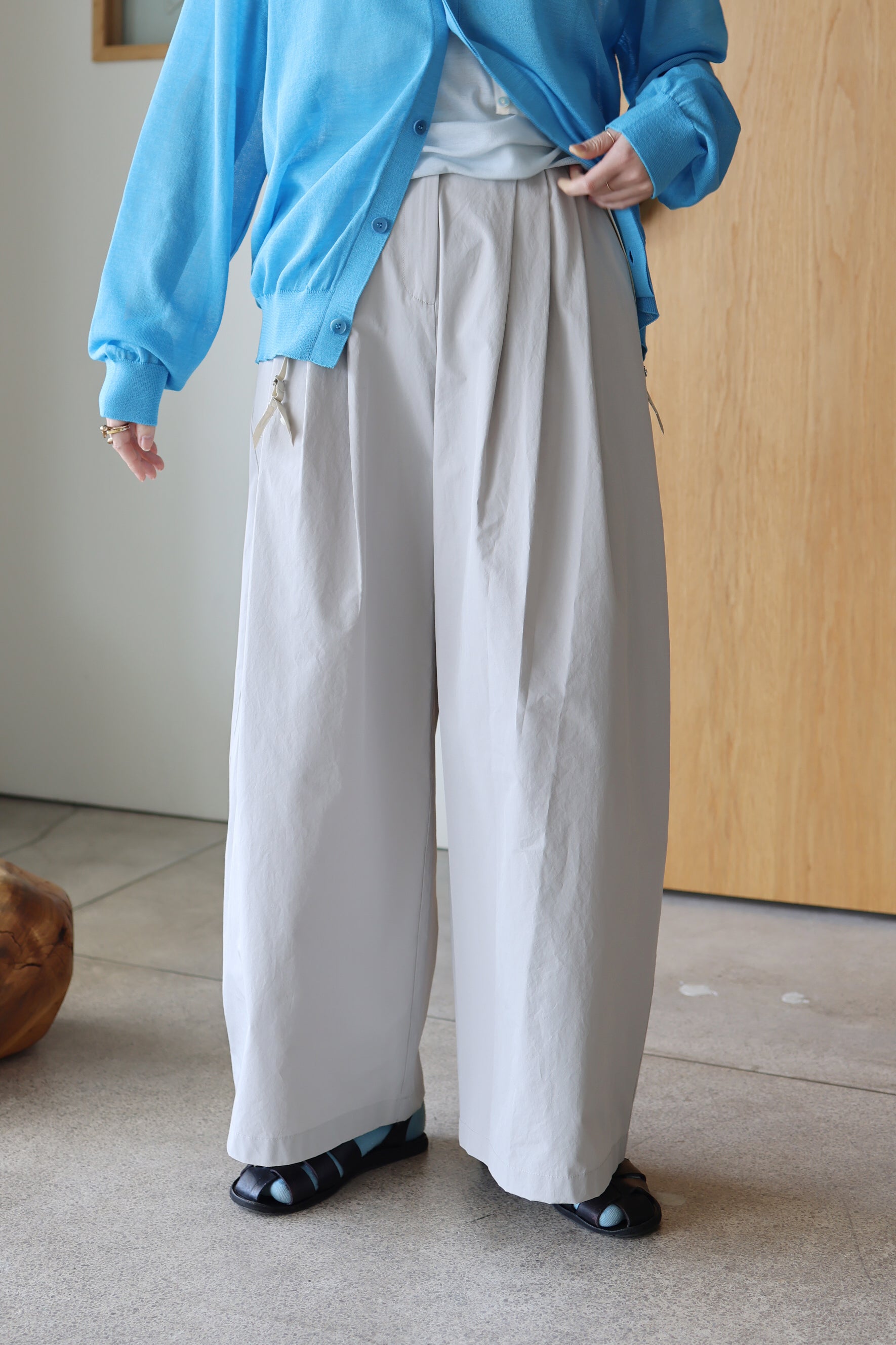 AMOMENT "three tuck banding pants" (gray)
