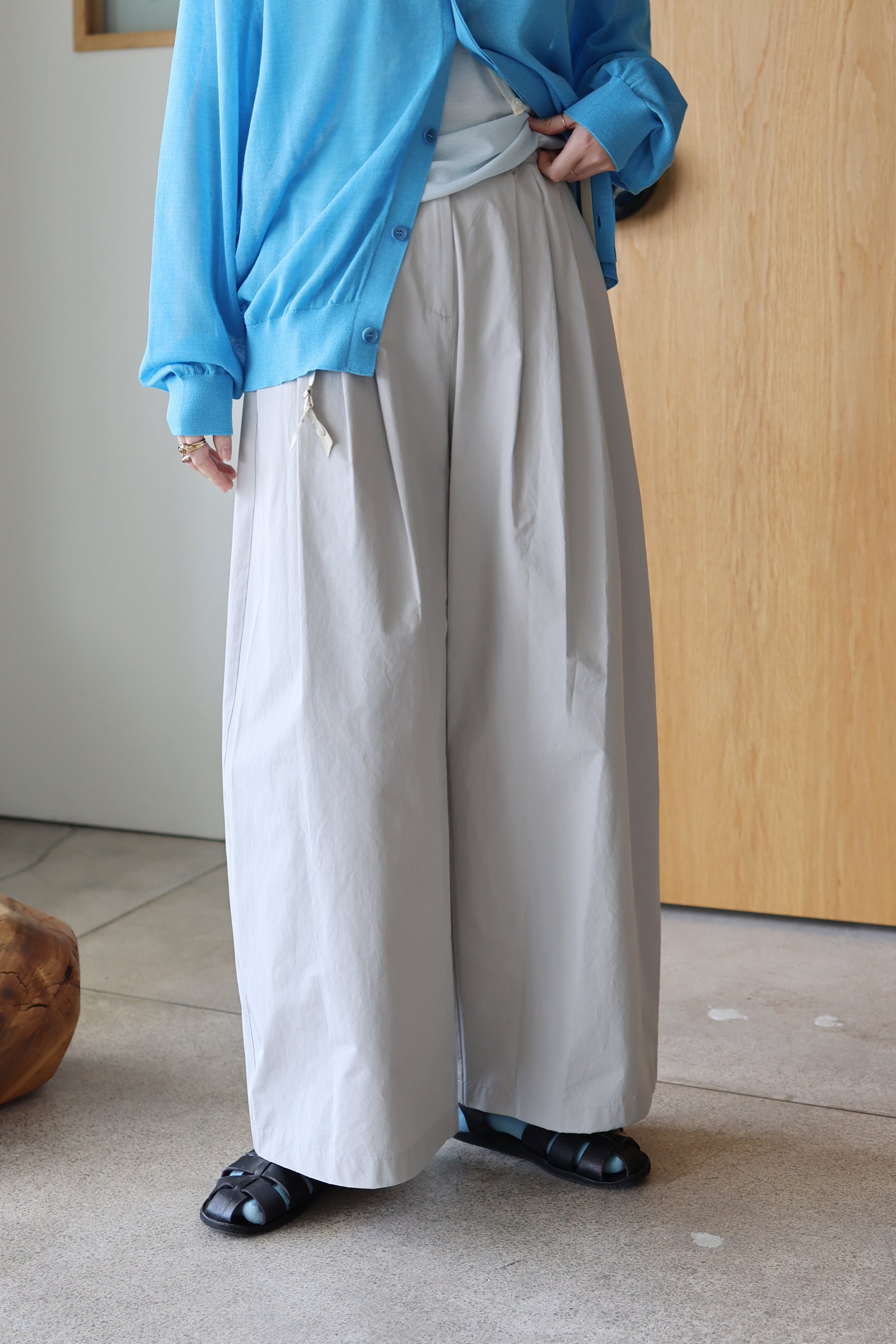 AMOMENT "three tuck banding pants" (gray)