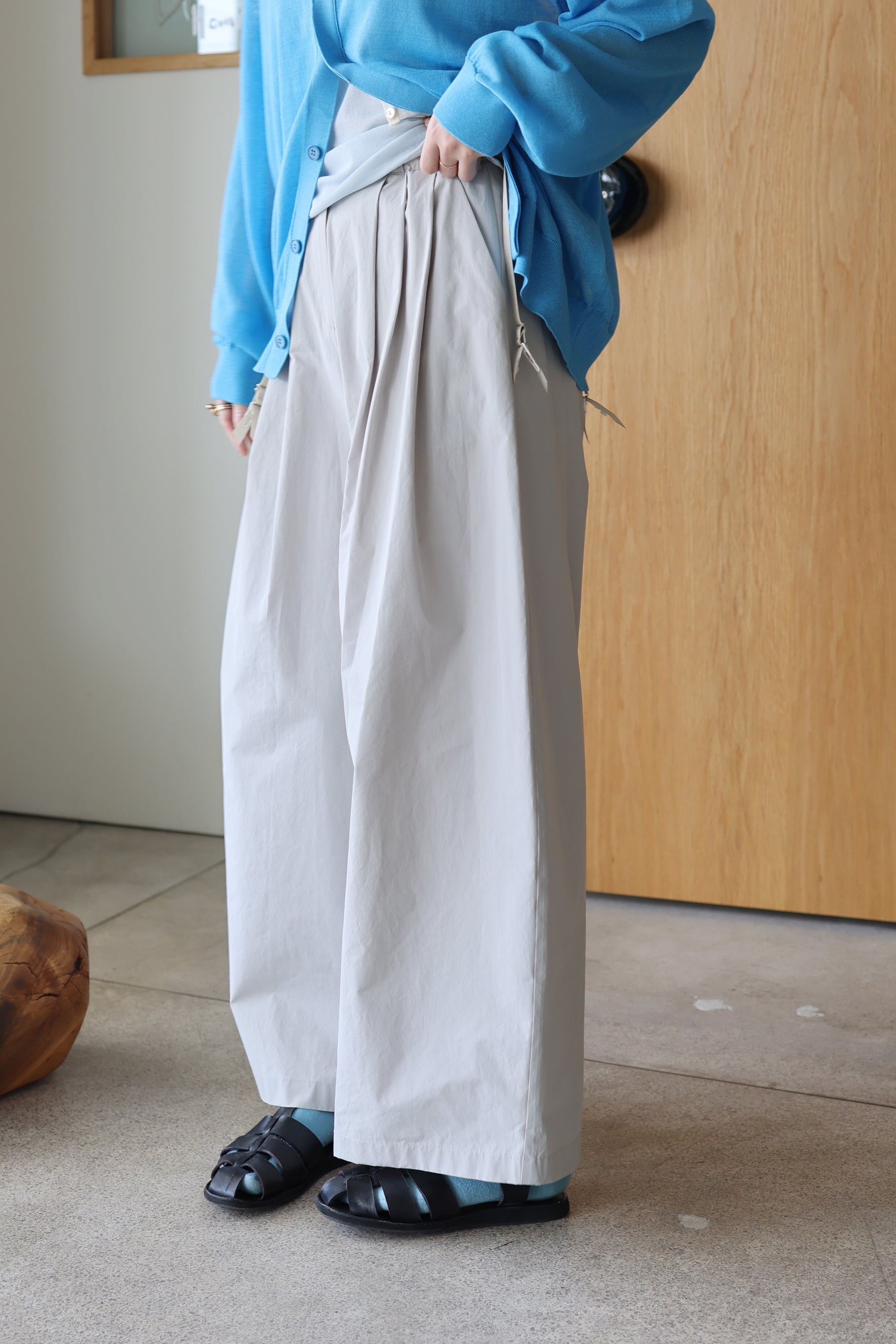AMOMENT "three tuck banding pants" (gray)