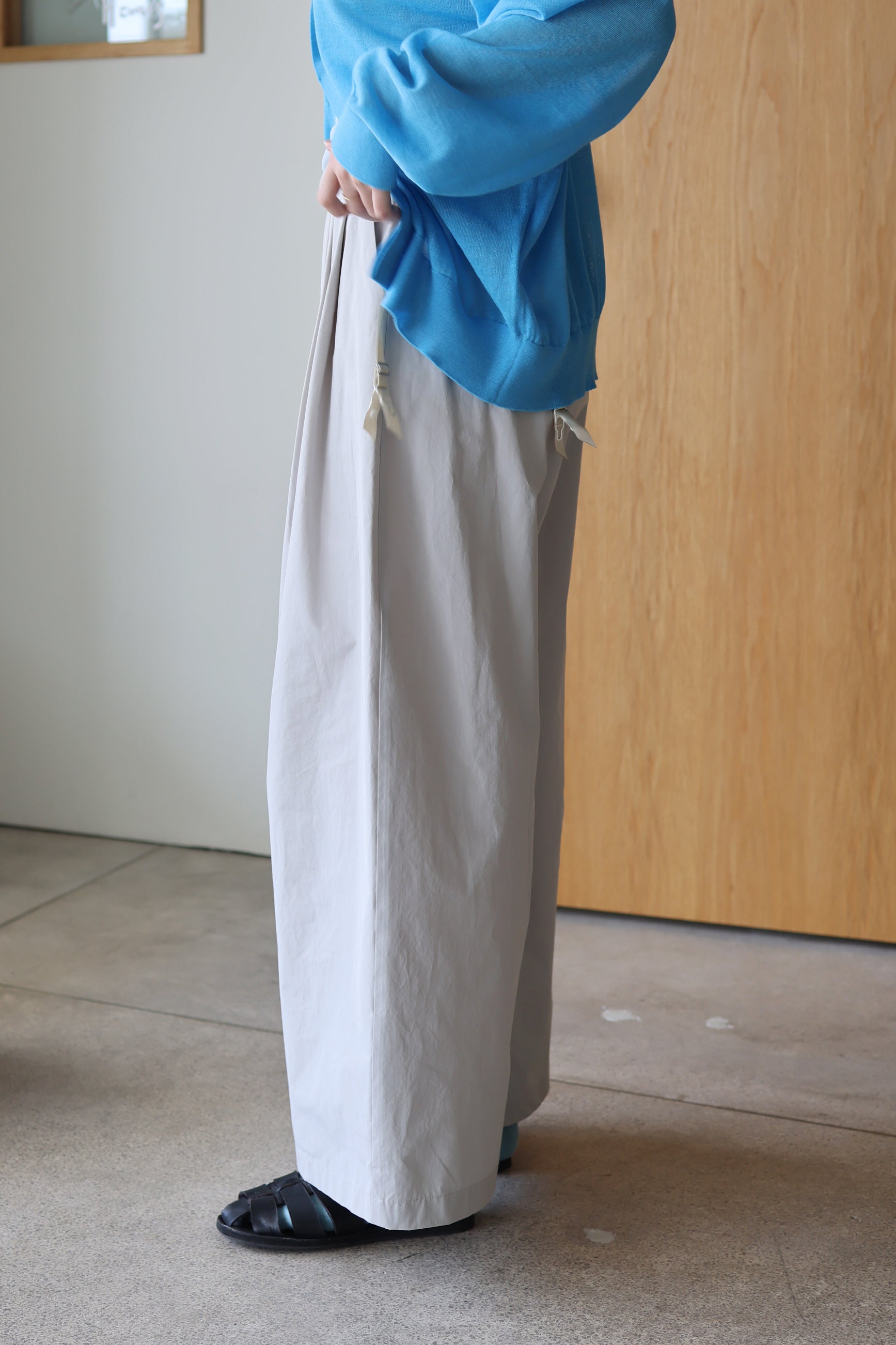 AMOMENT "three tuck banding pants" (gray)