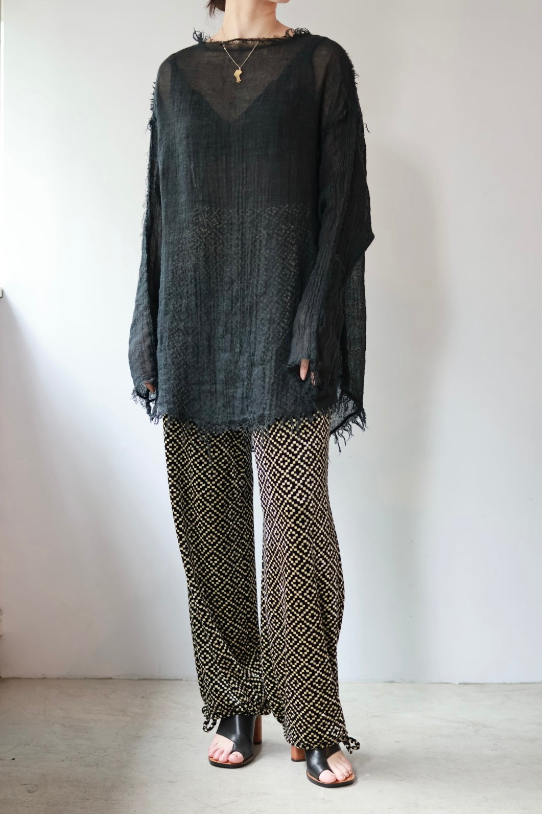 ERiKO KATORi "wool linen gawze top" (black)