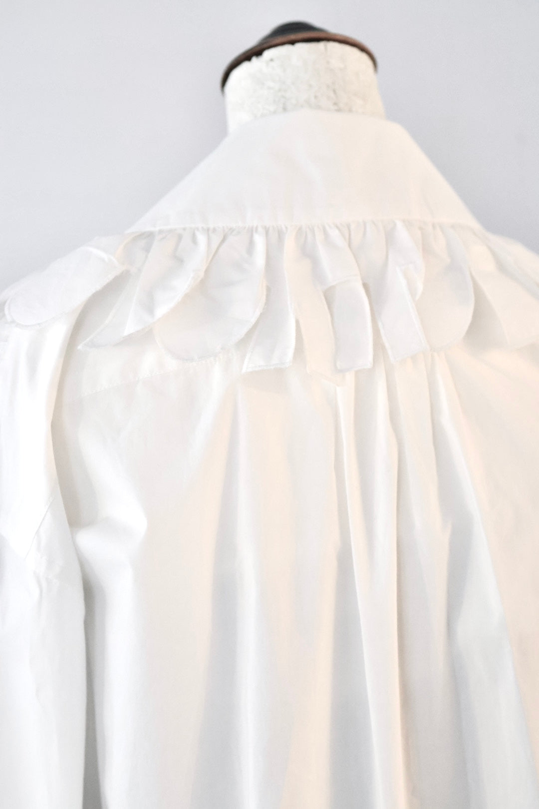 JUN MIKAMI "ruffle shirt" (white)