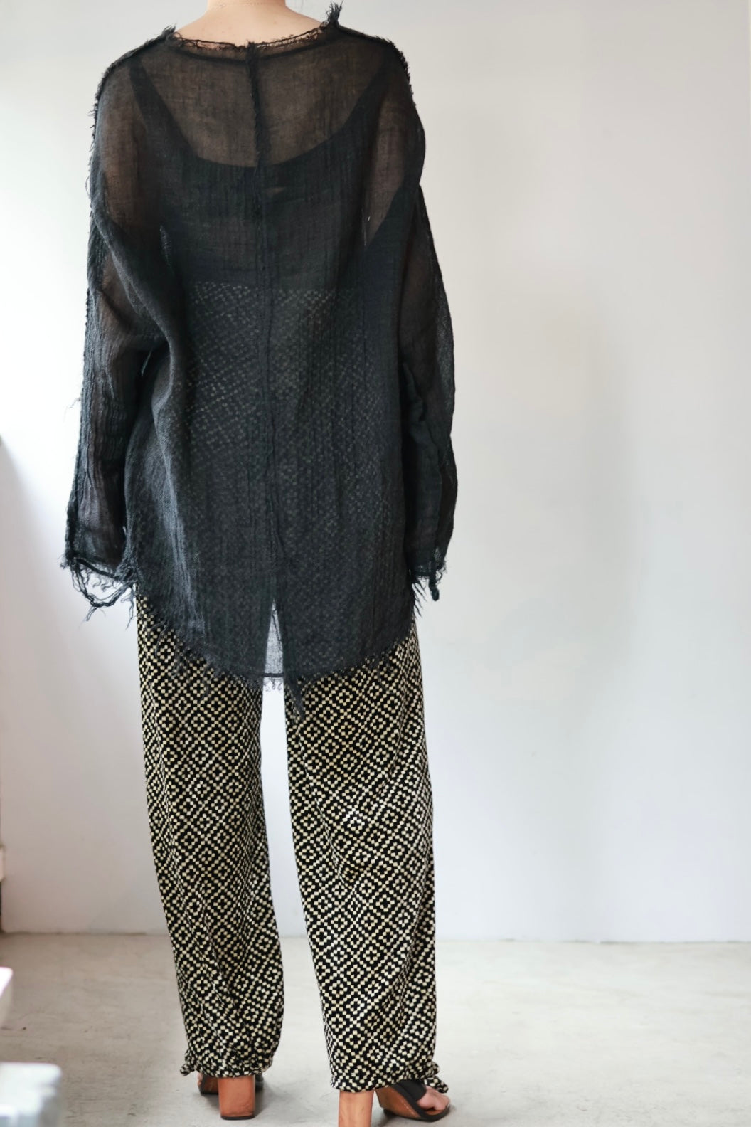 ERiKO KATORi "wool linen gawze top" (black)