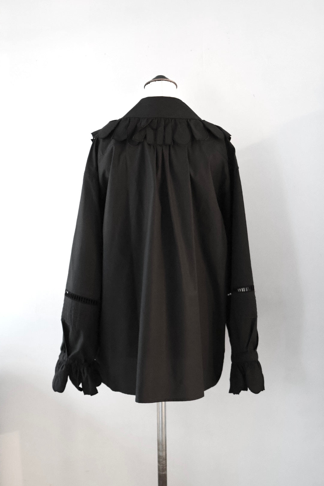 JUN MIKAMI "ruffle shirt" (black)