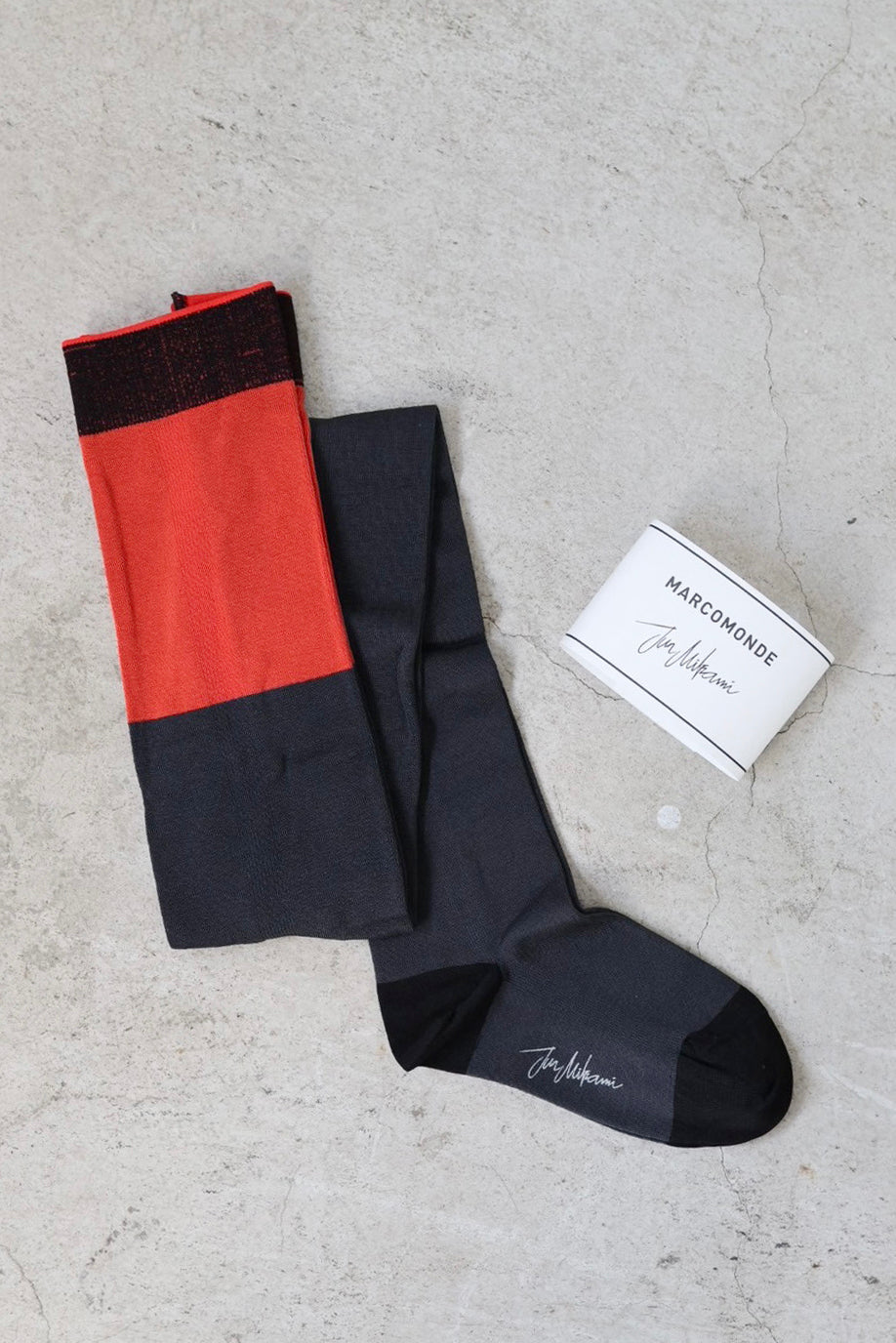 Marcomonde × JUN MIKAMI "bicolor tights" (charcoal/red)