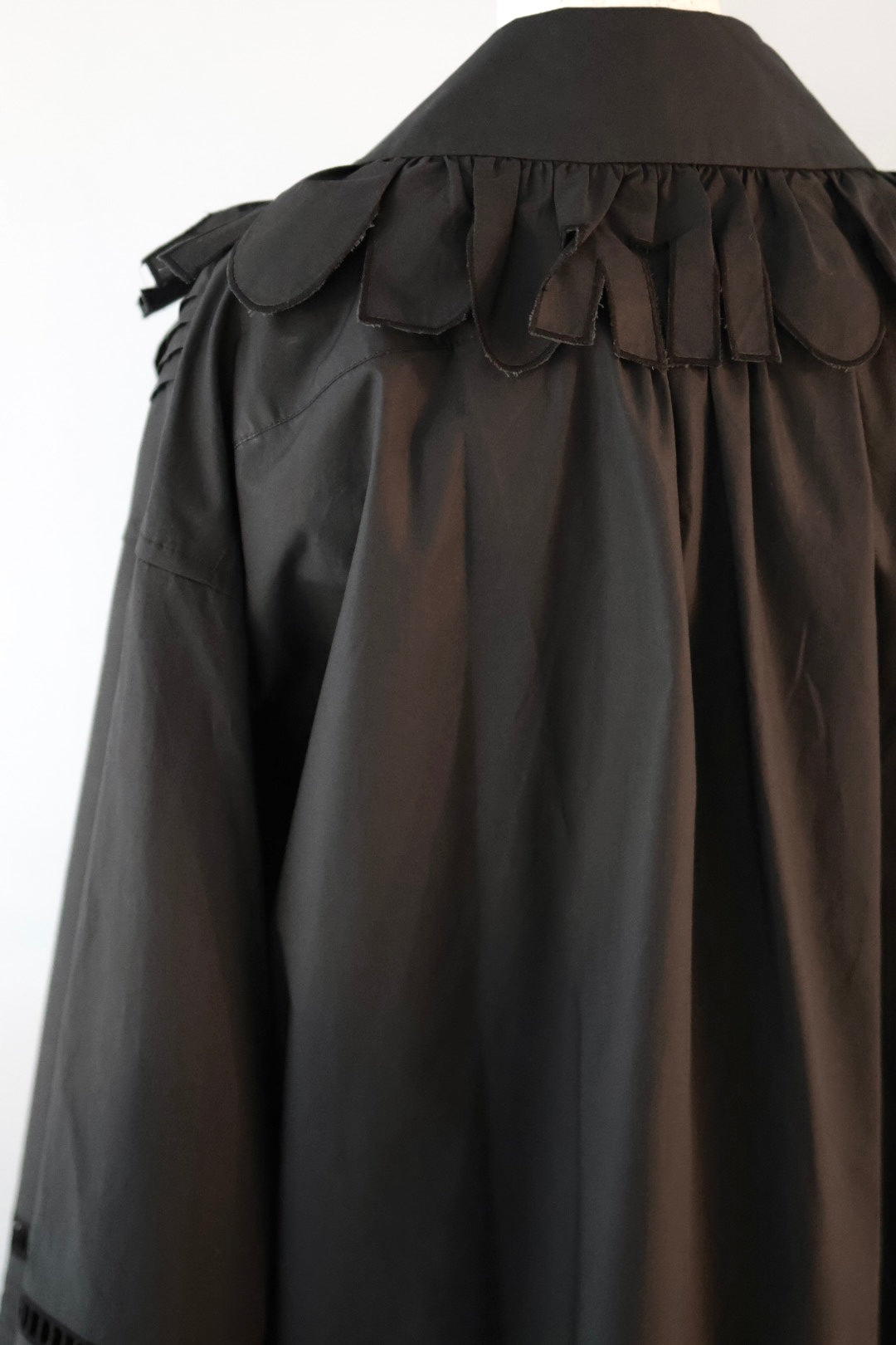JUN MIKAMI "ruffle shirt" (black)