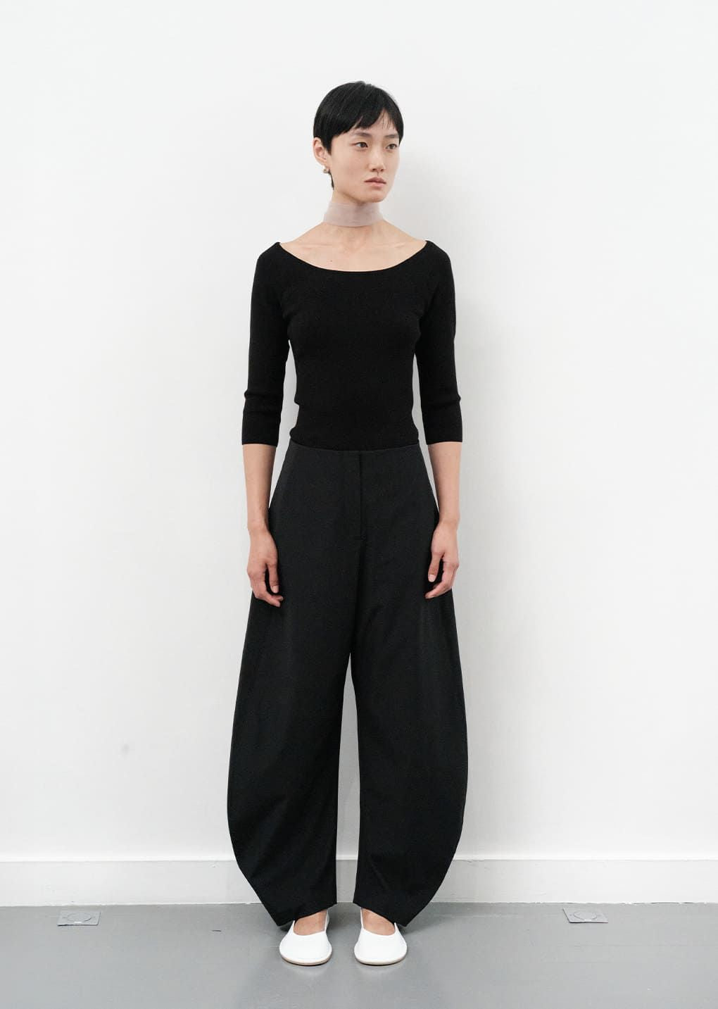 AMOMENT "scoop neck knit top" (black)