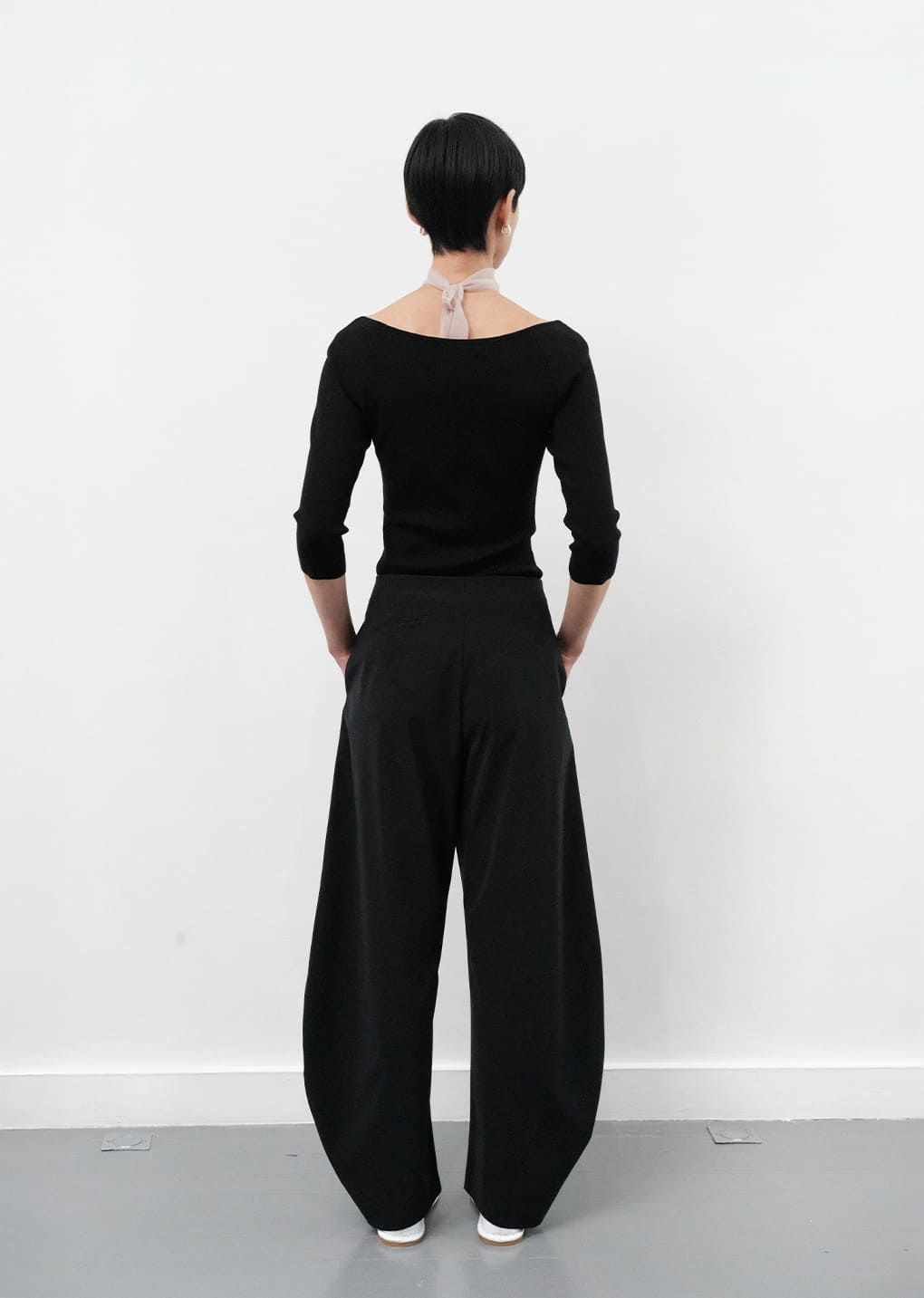 AMOMENT "scoop neck knit top" (black)