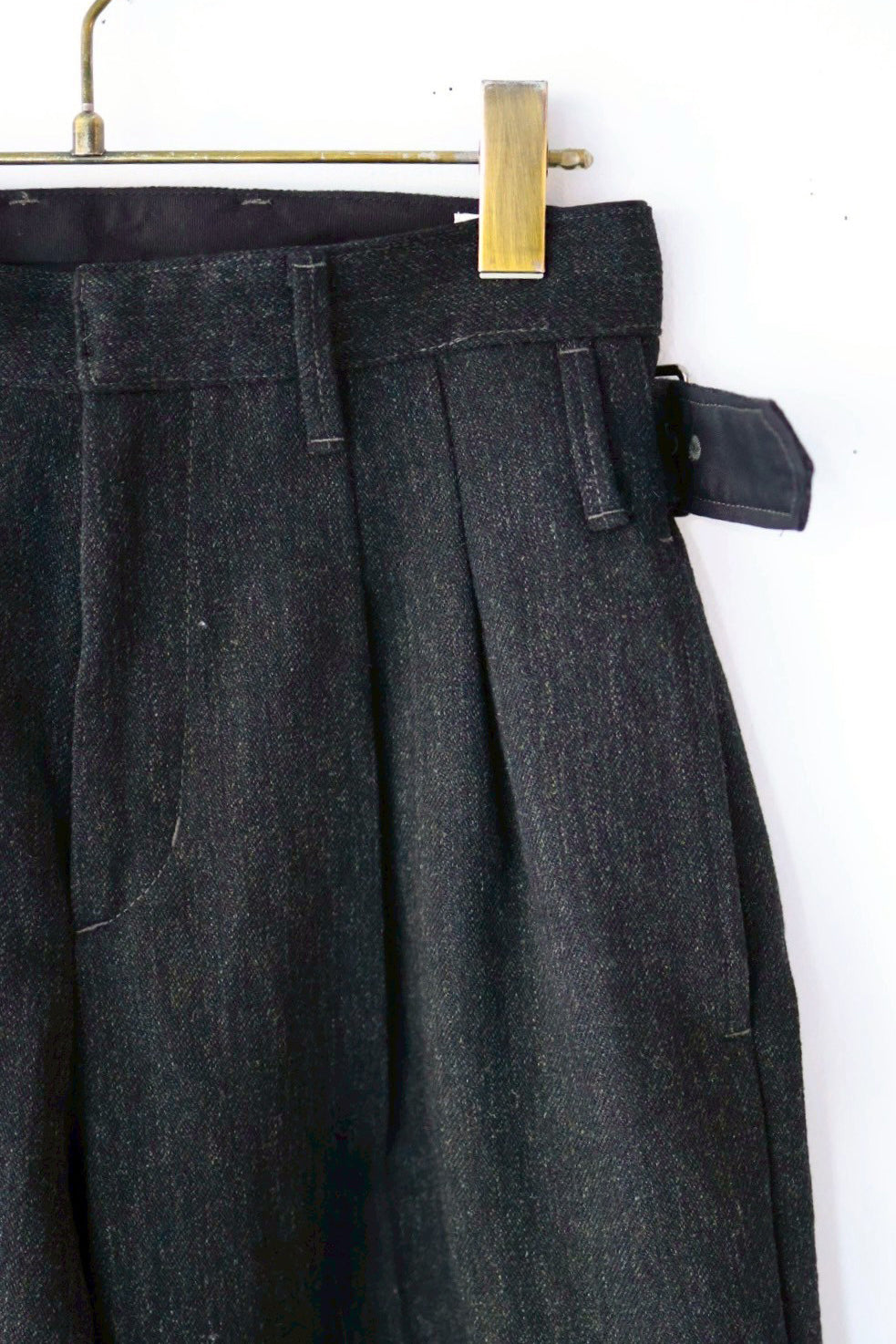 NEPLA "side w belt slacks" (gray)