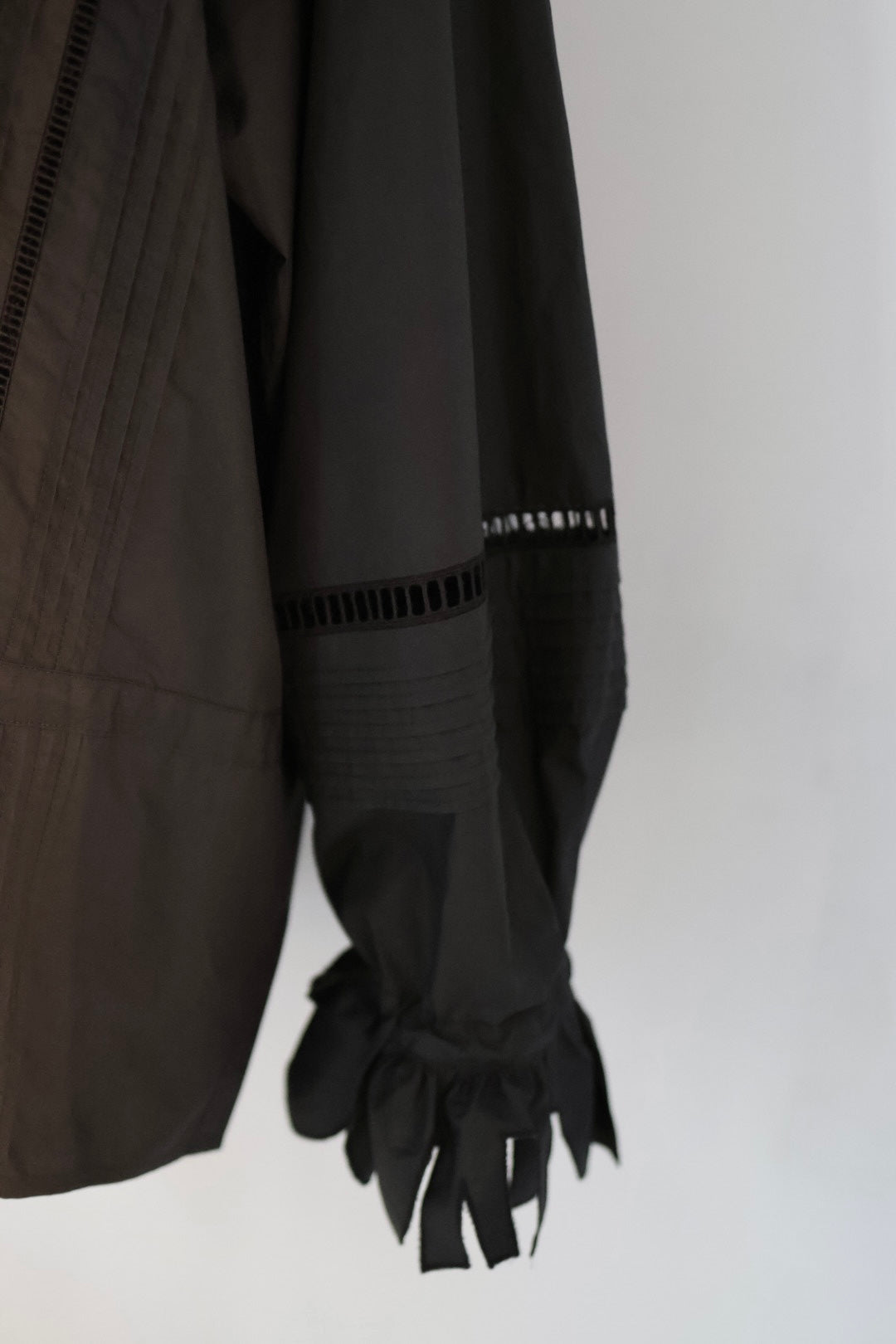 JUN MIKAMI "ruffle shirt" (black)