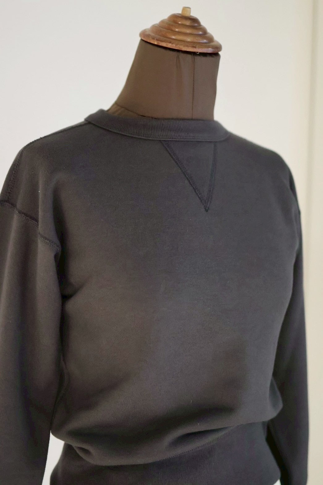 fifi collection "set in sleeve sweat" (coal black)