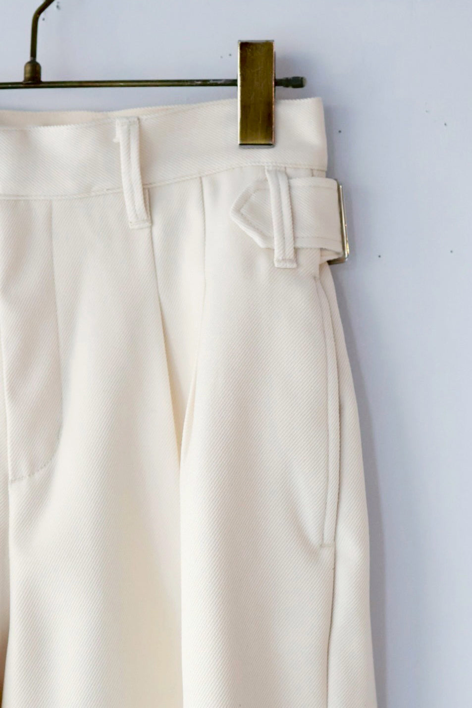 NEPLA "side w belt slacks" (white)