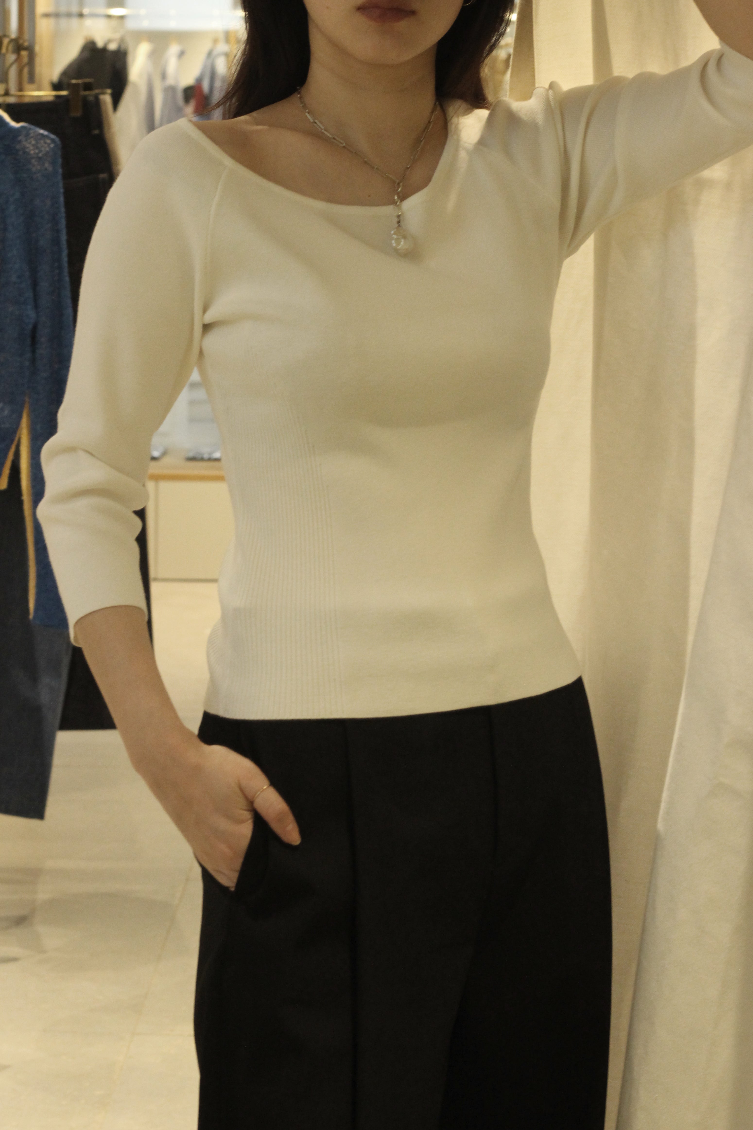 AMOMENT "scoop neck knit top" (white)