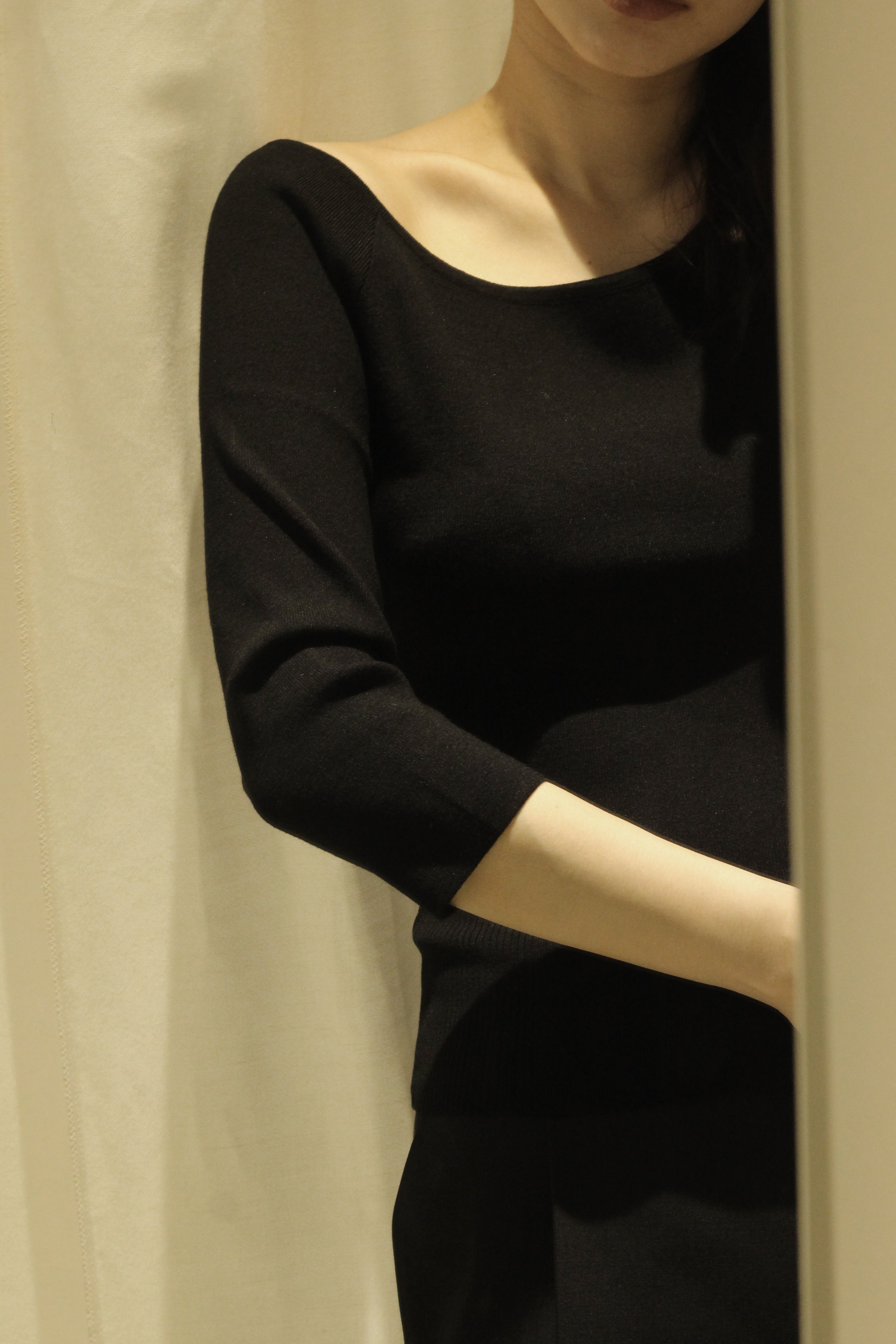 AMOMENT "scoop neck knit top" (black)