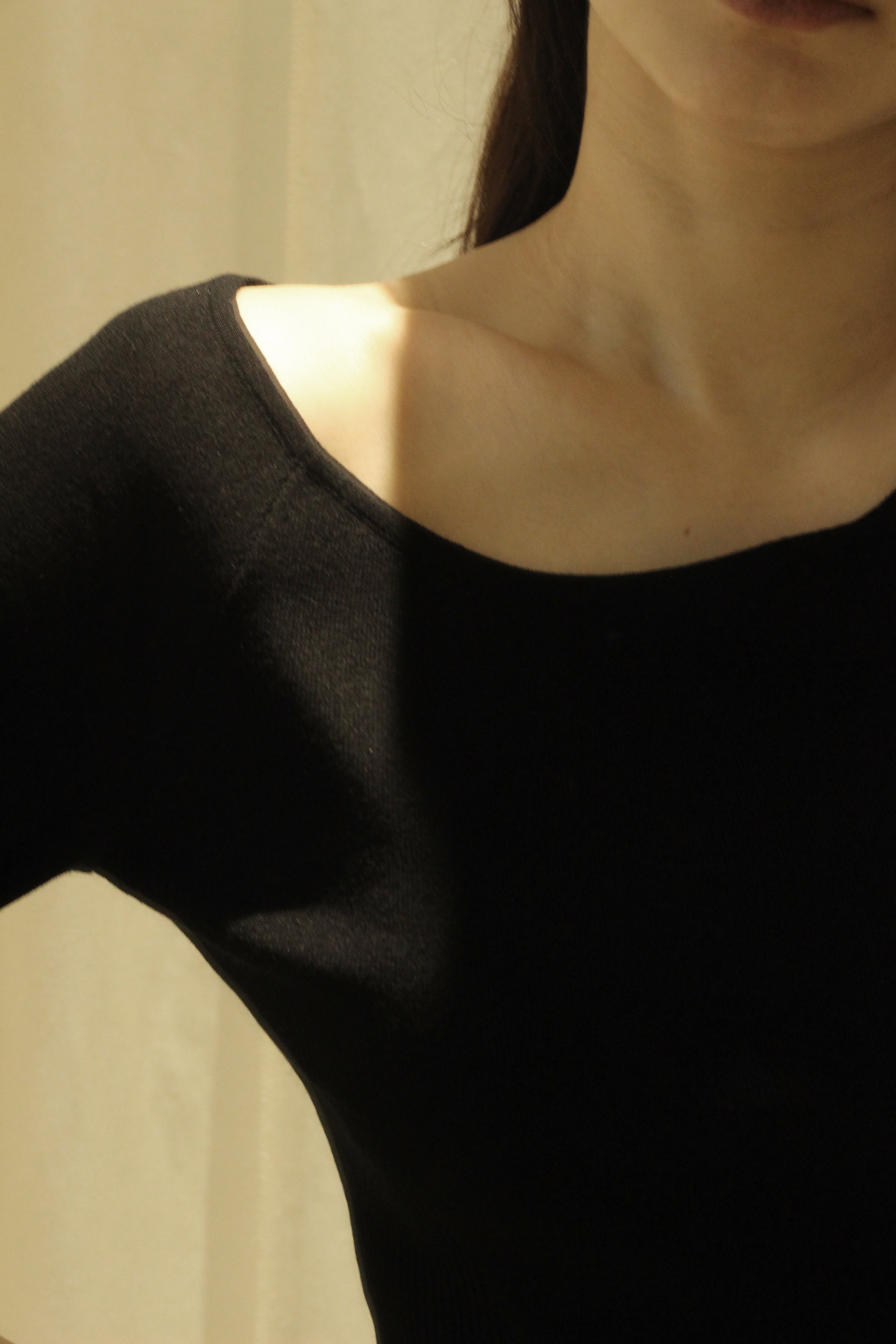 AMOMENT "scoop neck knit top" (black)