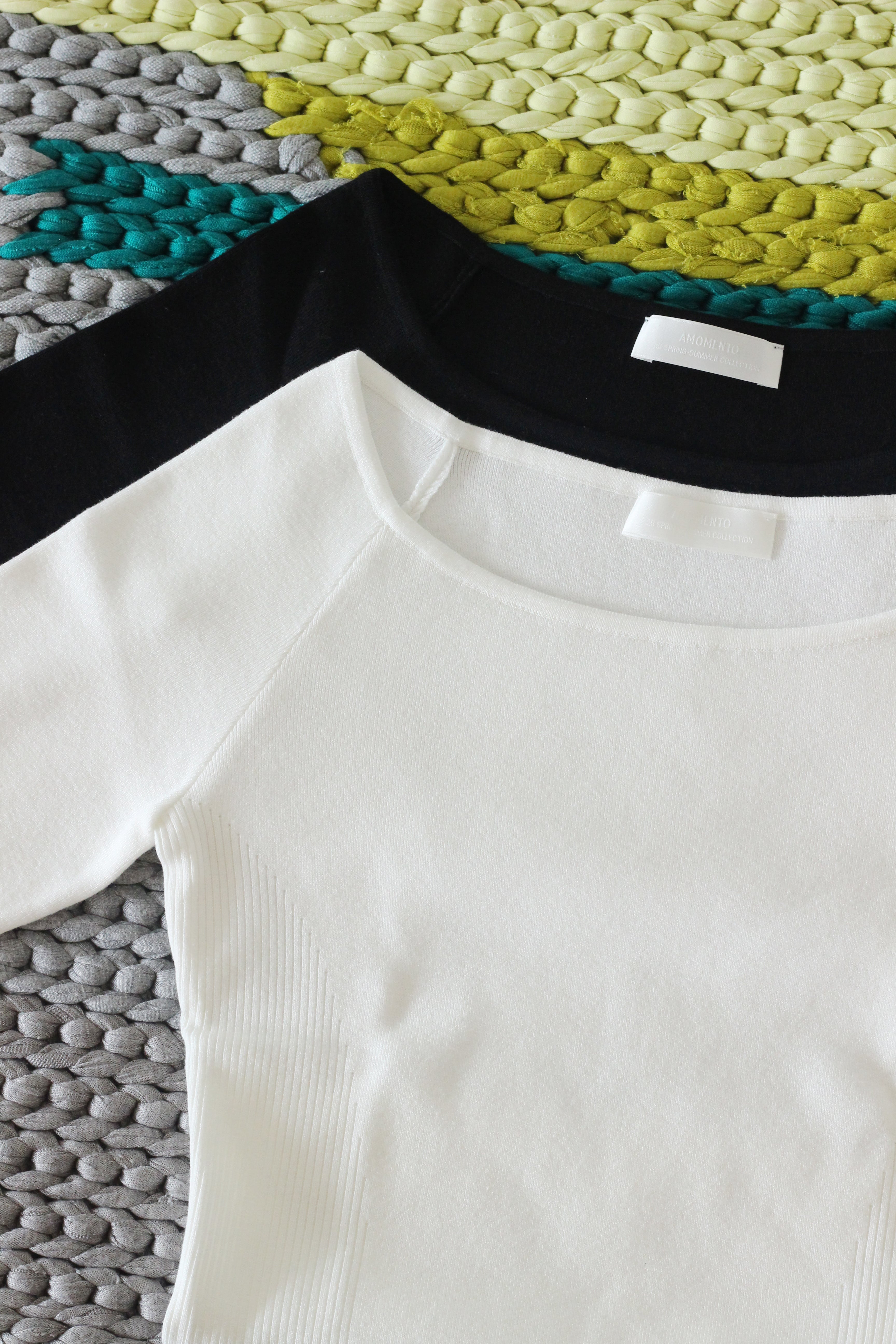 AMOMENT "scoop neck knit top" (white)