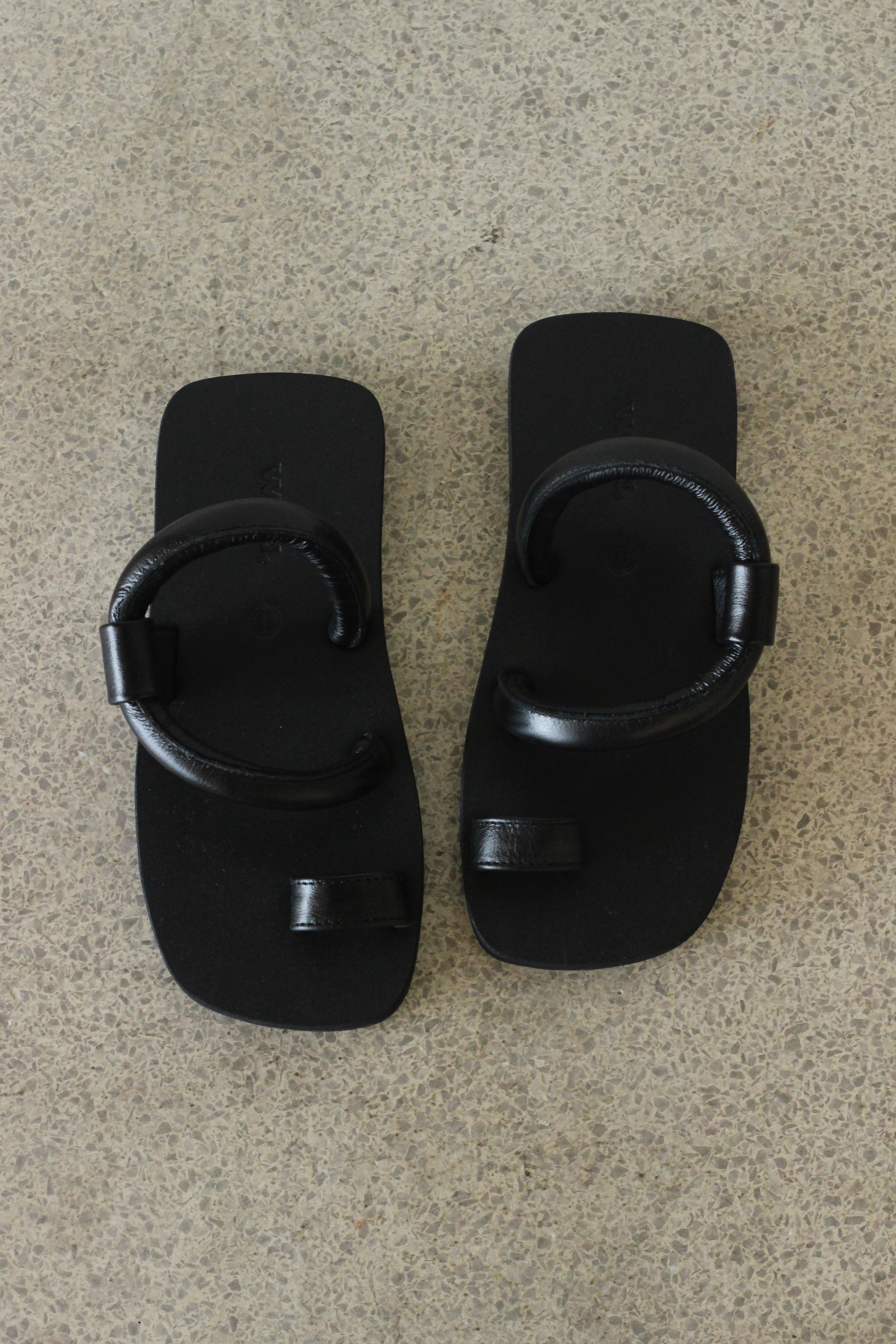 Waa studios "NỌ SANDALS" (black)