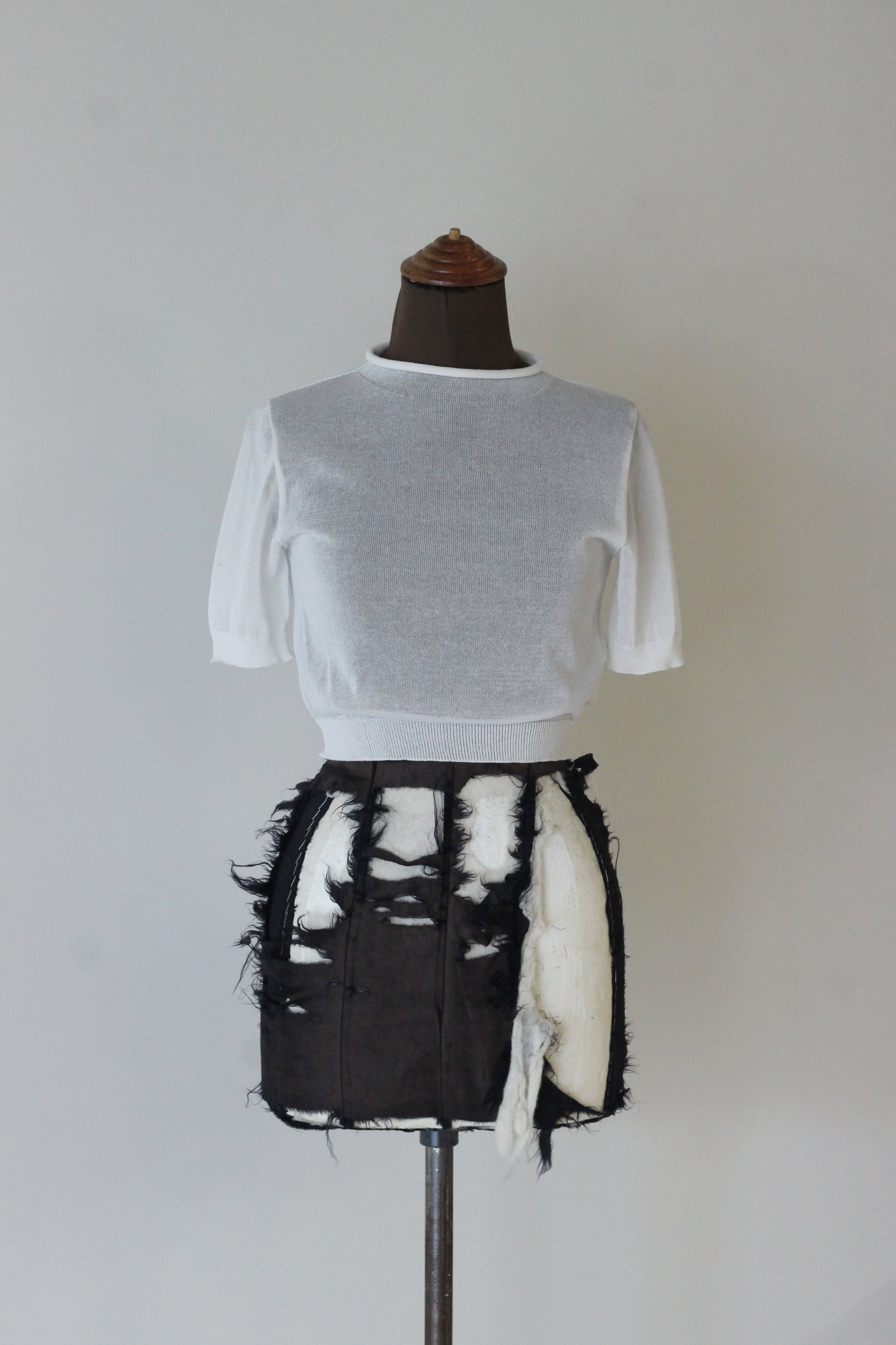 AMOMENT "sheer cropped knit" (white)