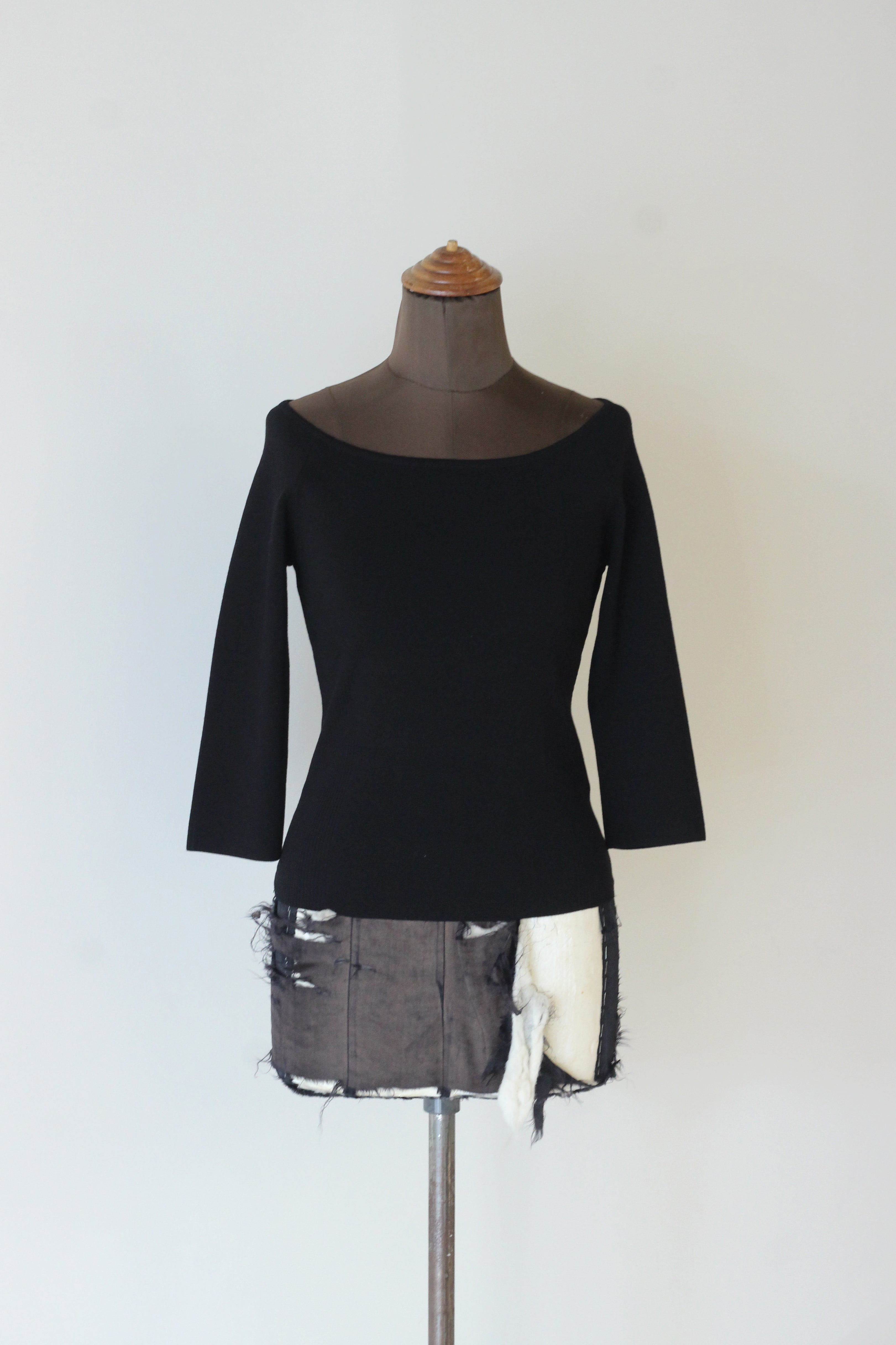 AMOMENT "scoop neck knit top" (black)