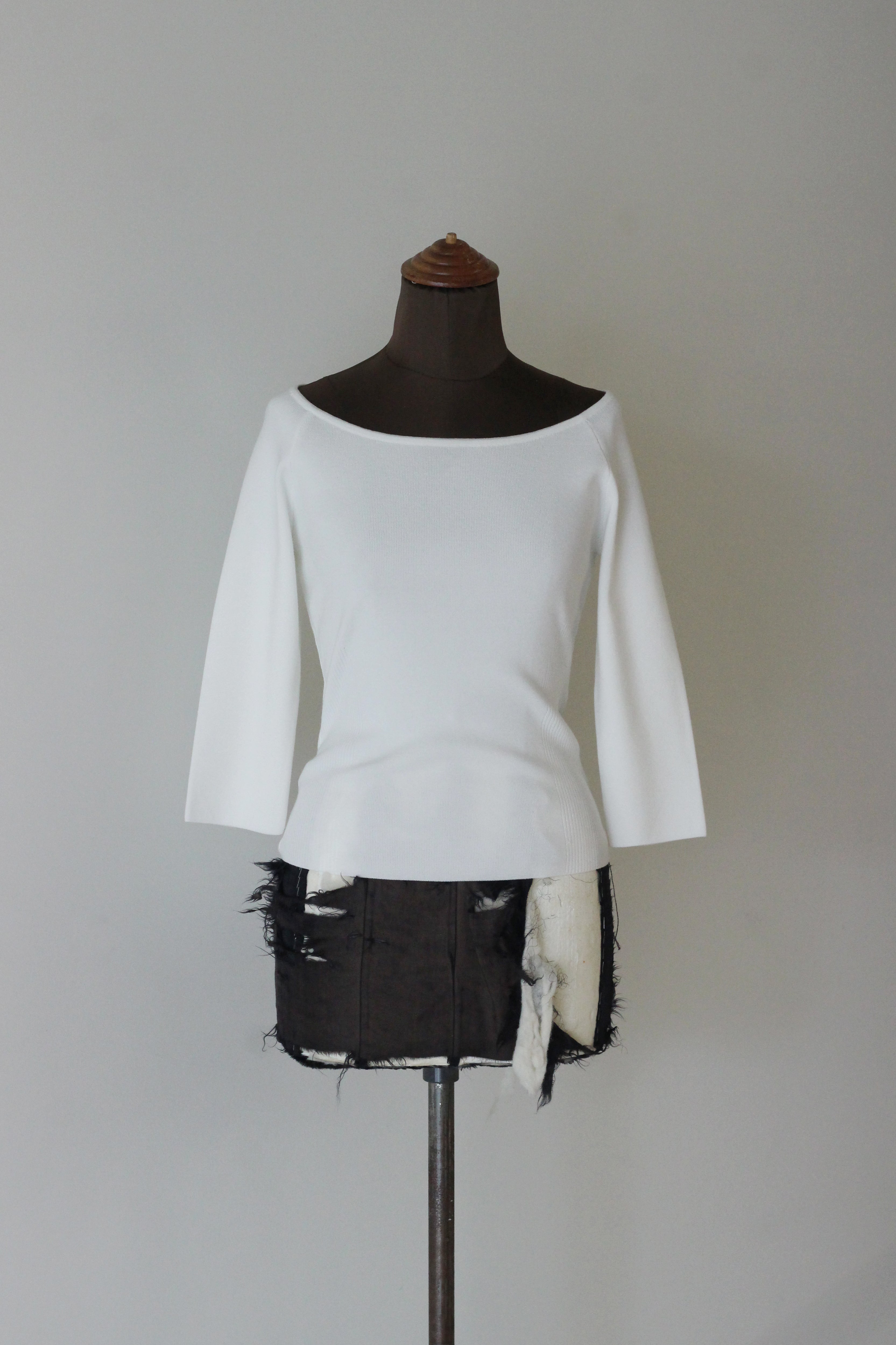 AMOMENT "scoop neck knit top" (white)