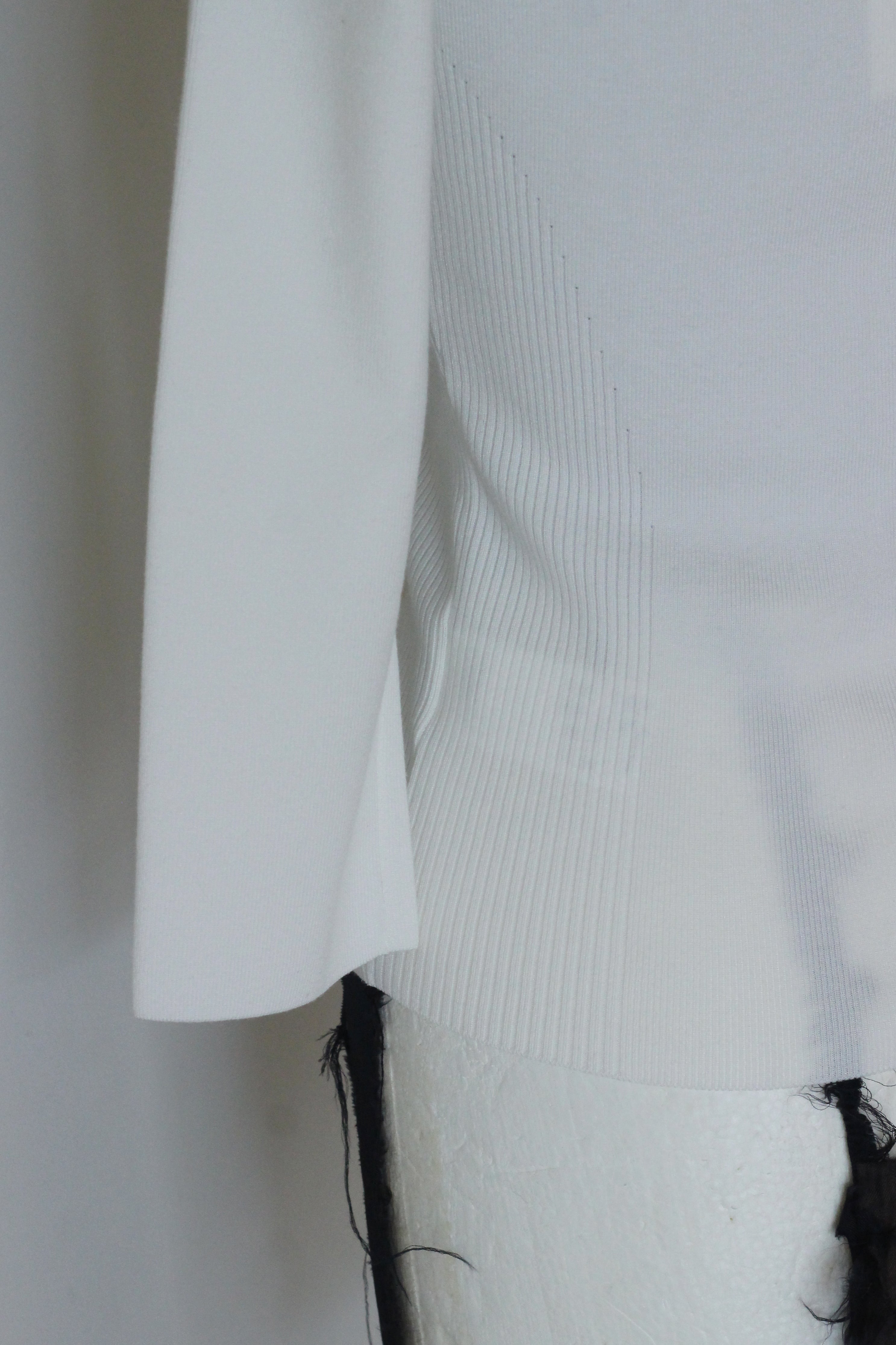 AMOMENT "scoop neck knit top" (white)