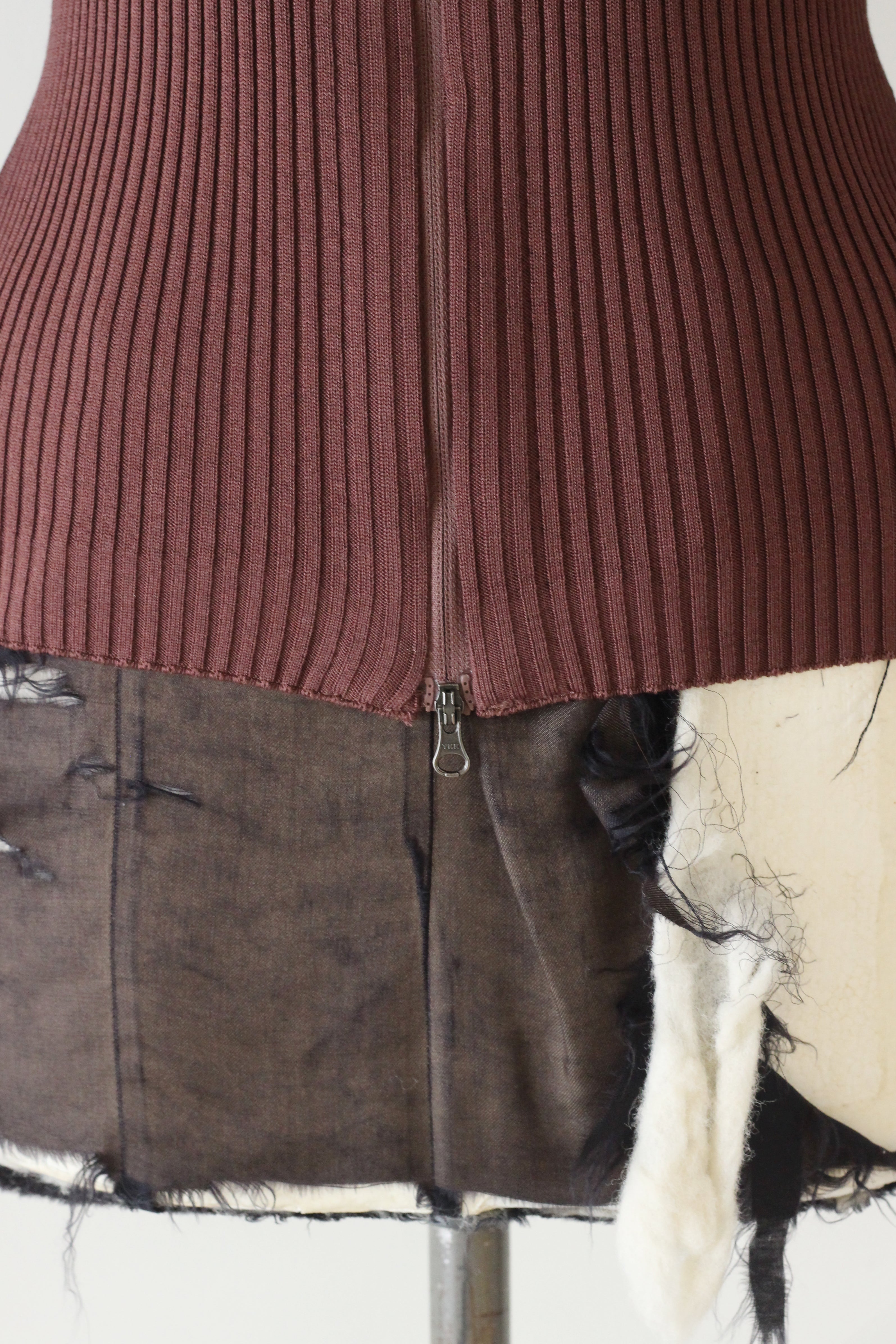 AMOMENT "ribbed mock neck cardigan" (brown)