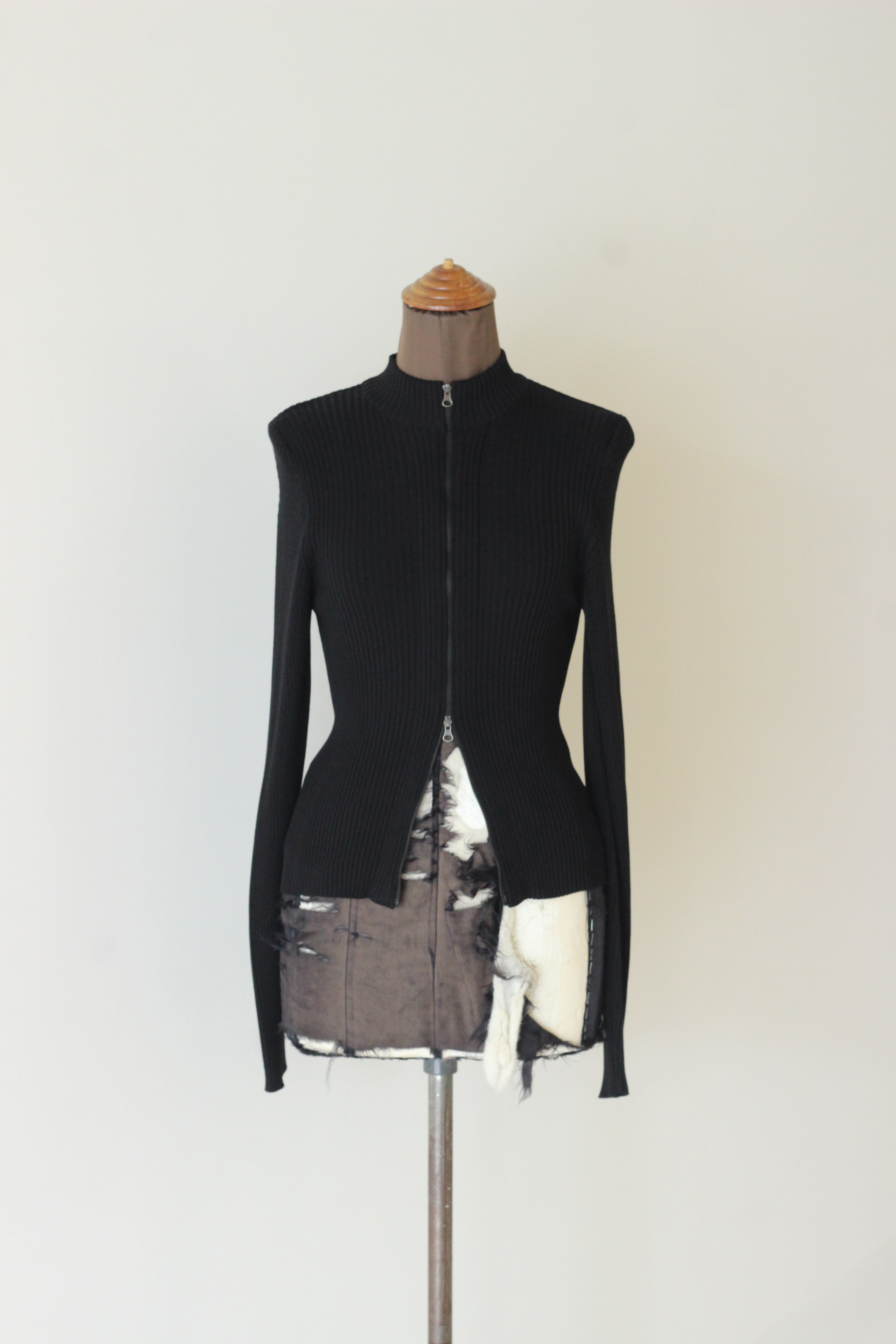 AMOMENT "ribbed mock neck cardigan" (black)