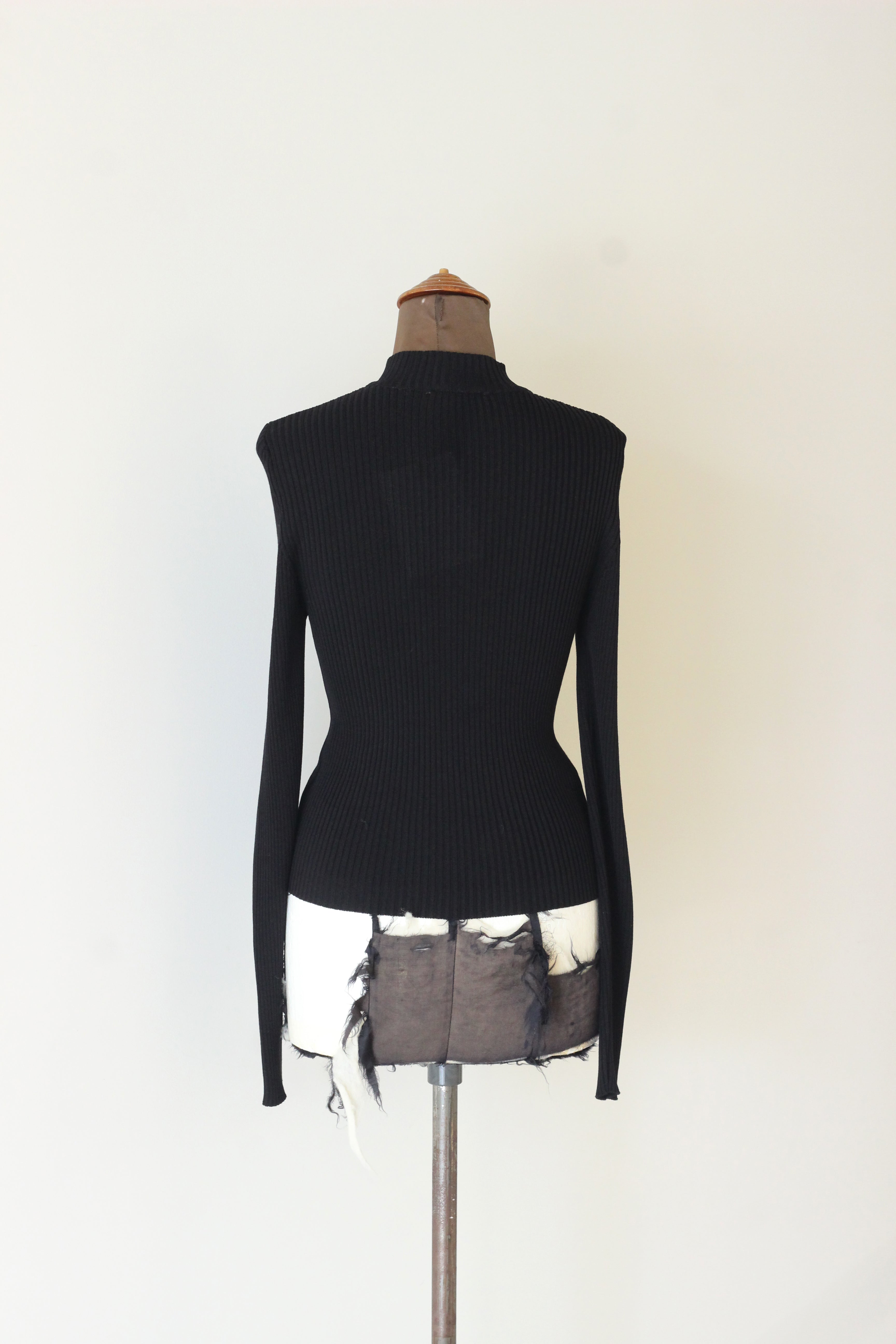 AMOMENT "ribbed mock neck cardigan" (black)