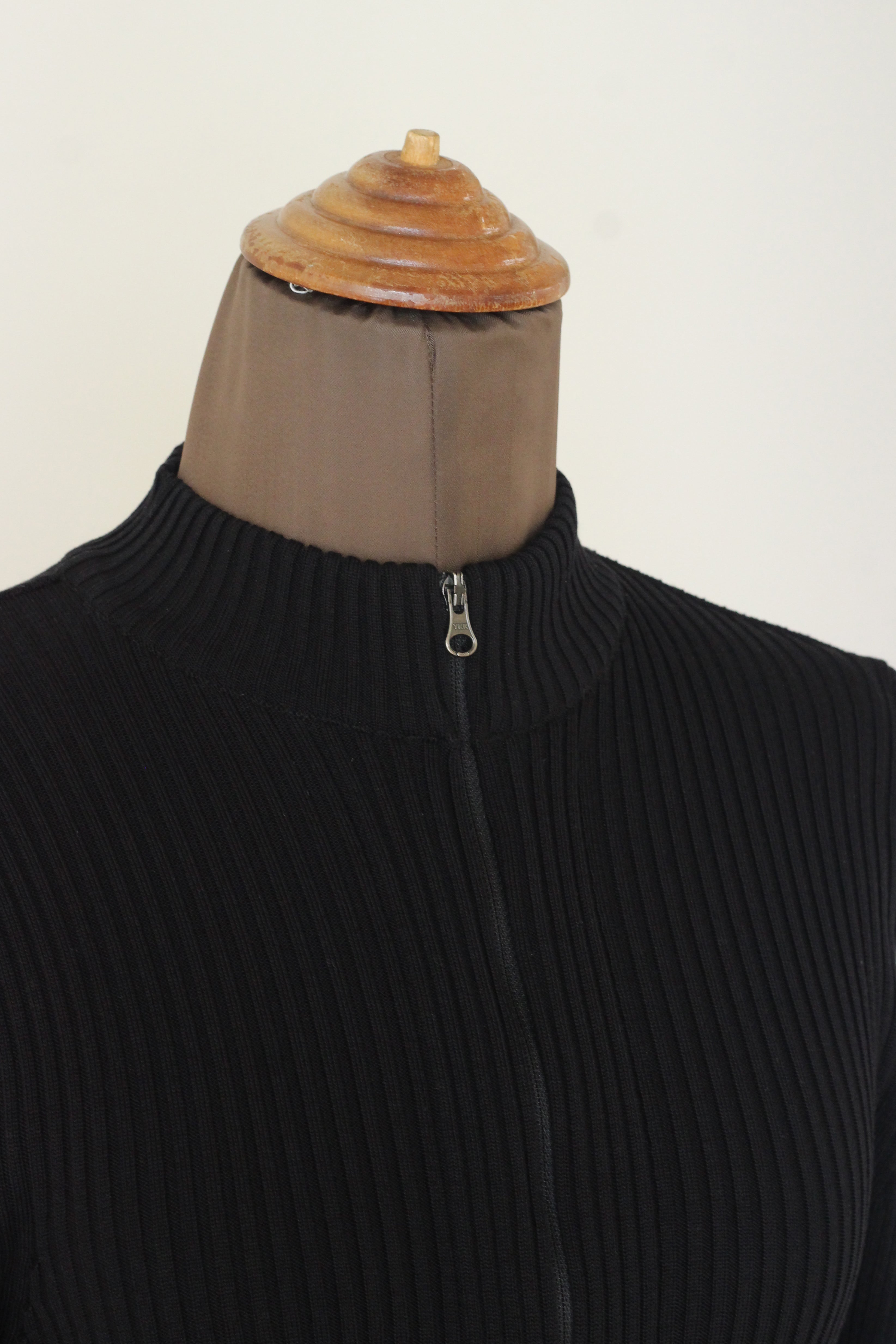 AMOMENT "ribbed mock neck cardigan" (black)