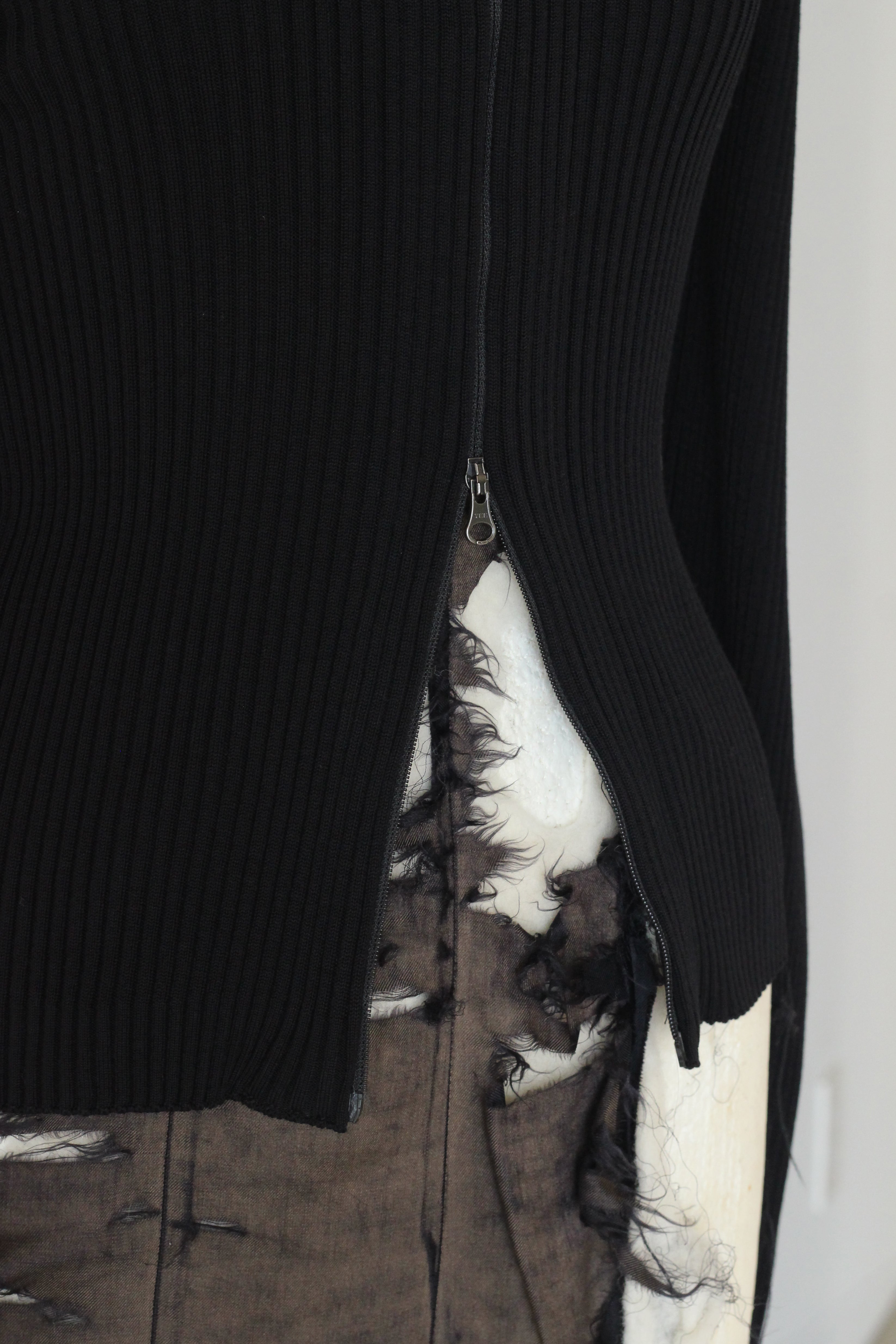 AMOMENT "ribbed mock neck cardigan" (black)