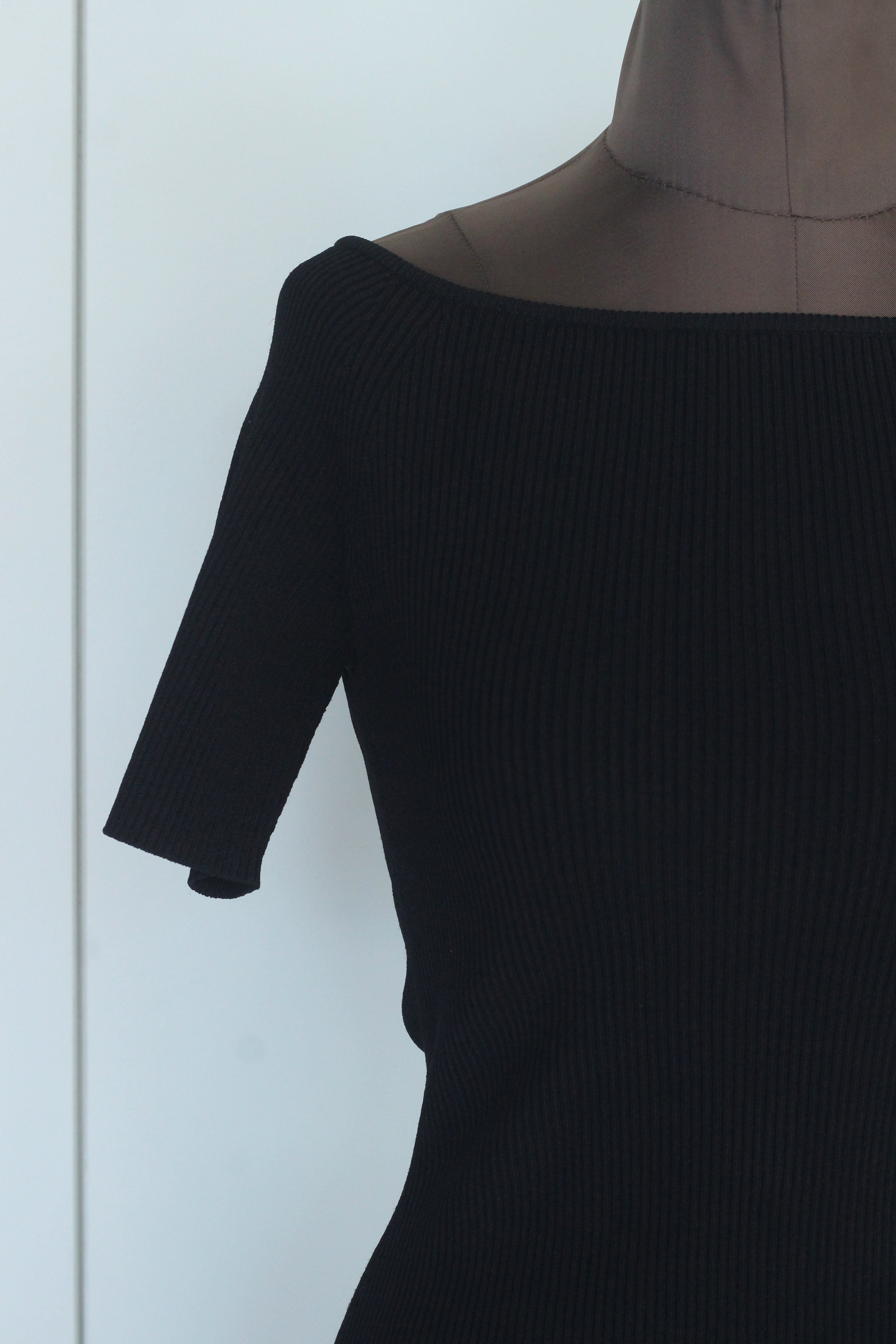 NICENICE MOMENT "OPEN SHOULDER SHELL" (black)