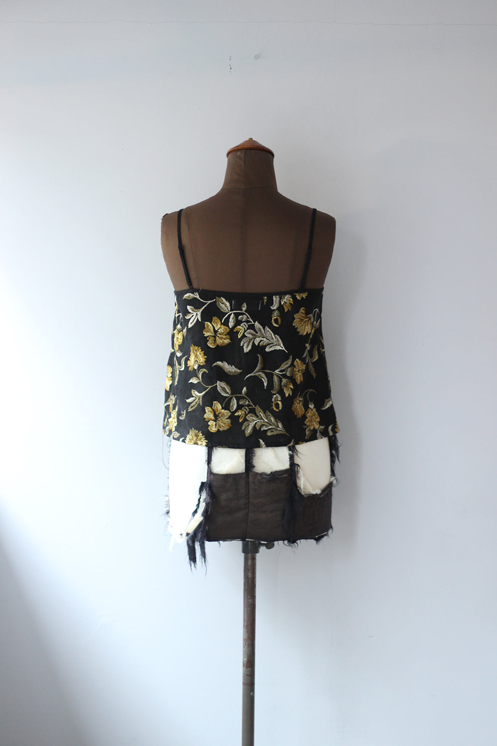 ERiKO KATORi "flower embroidery camisole" (black)